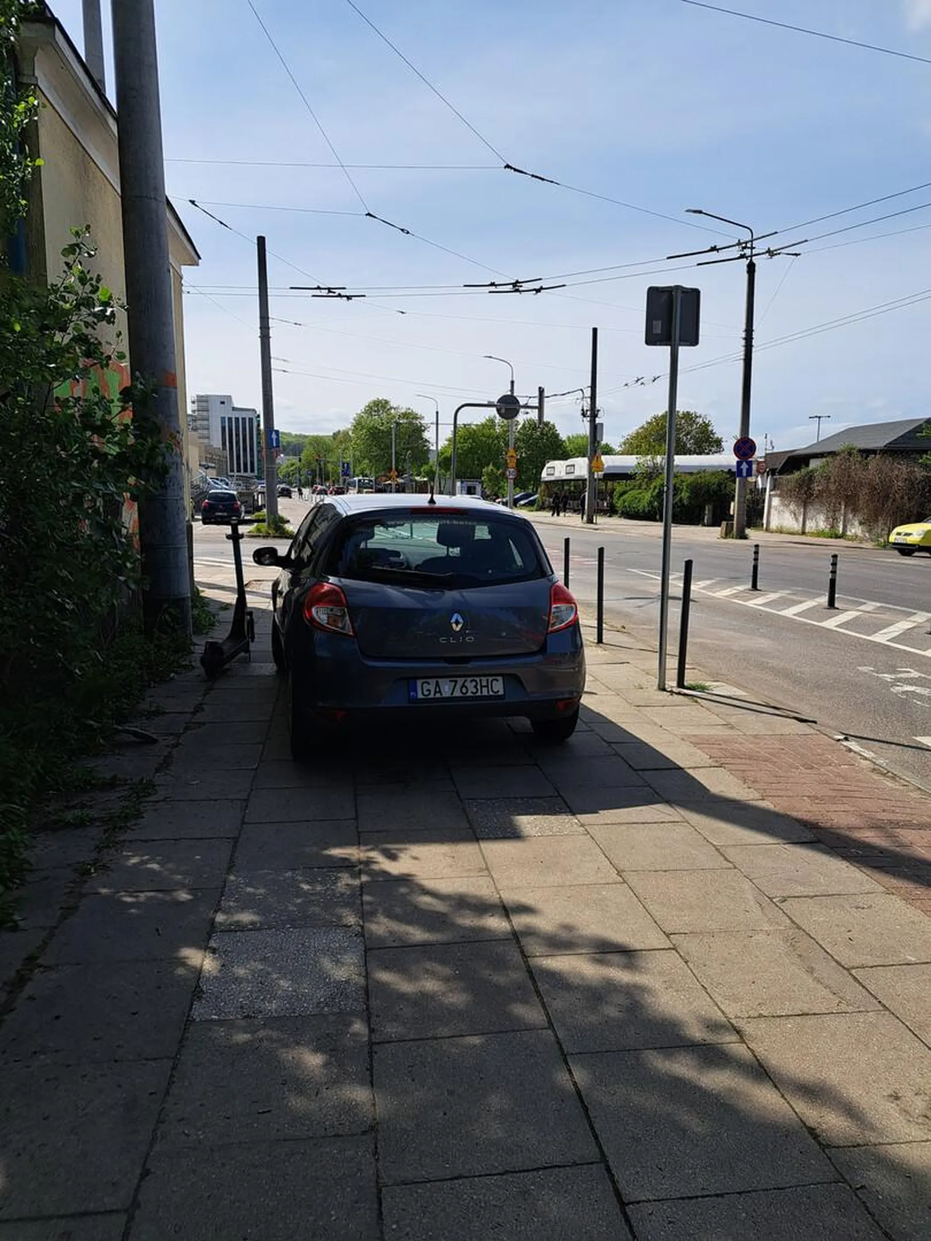 Aspołeczne parkowanie na środku chodnika