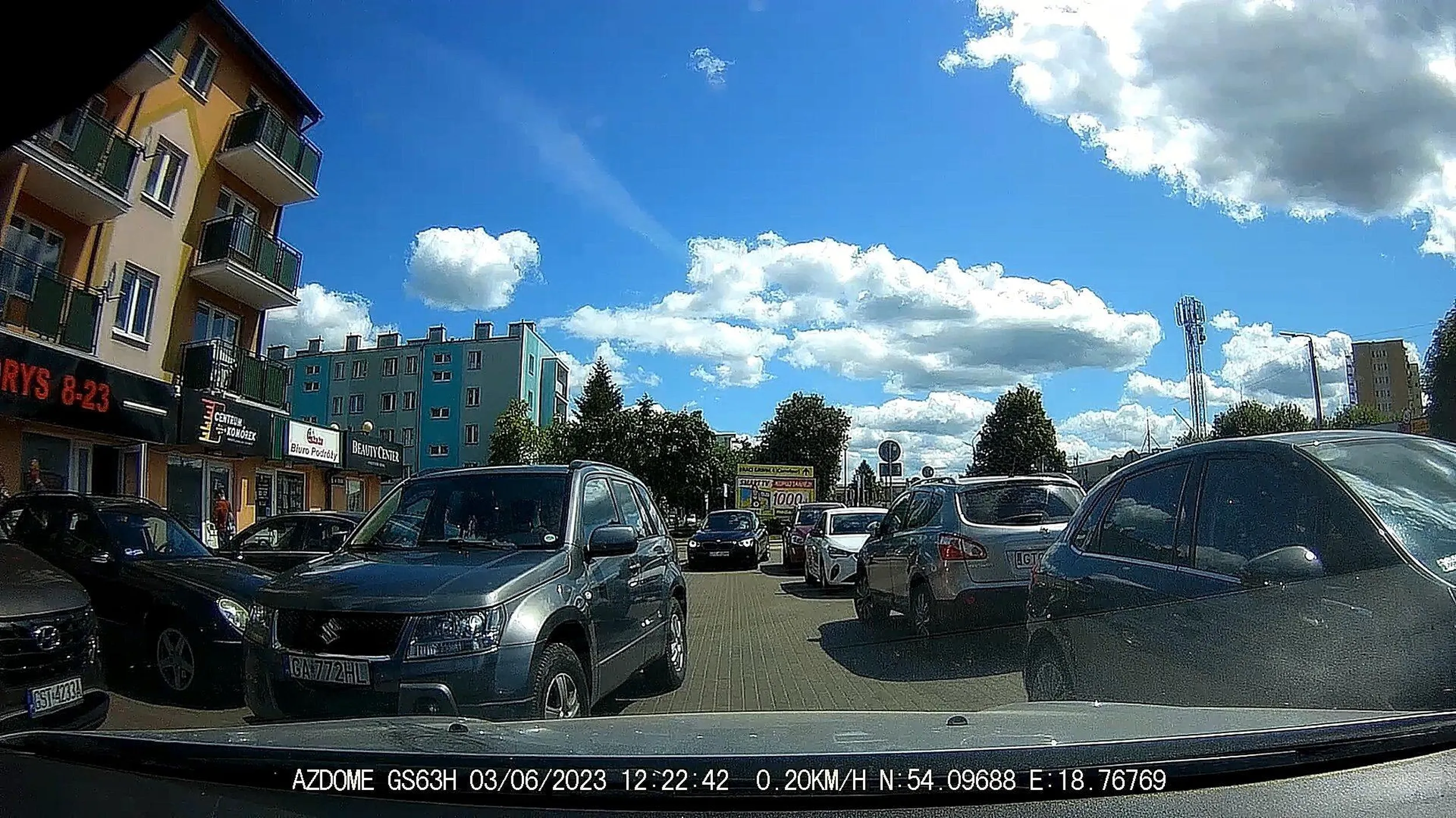 Nie pozdrawiam pani, która najpierw wymusiła pierwszeństwo podczas wyjeżdżania z miejsca parkowania, następnie zablokowała przejazd, a w podziękowaniu za ustąpienie przejazdu pokazała środkowy palec.