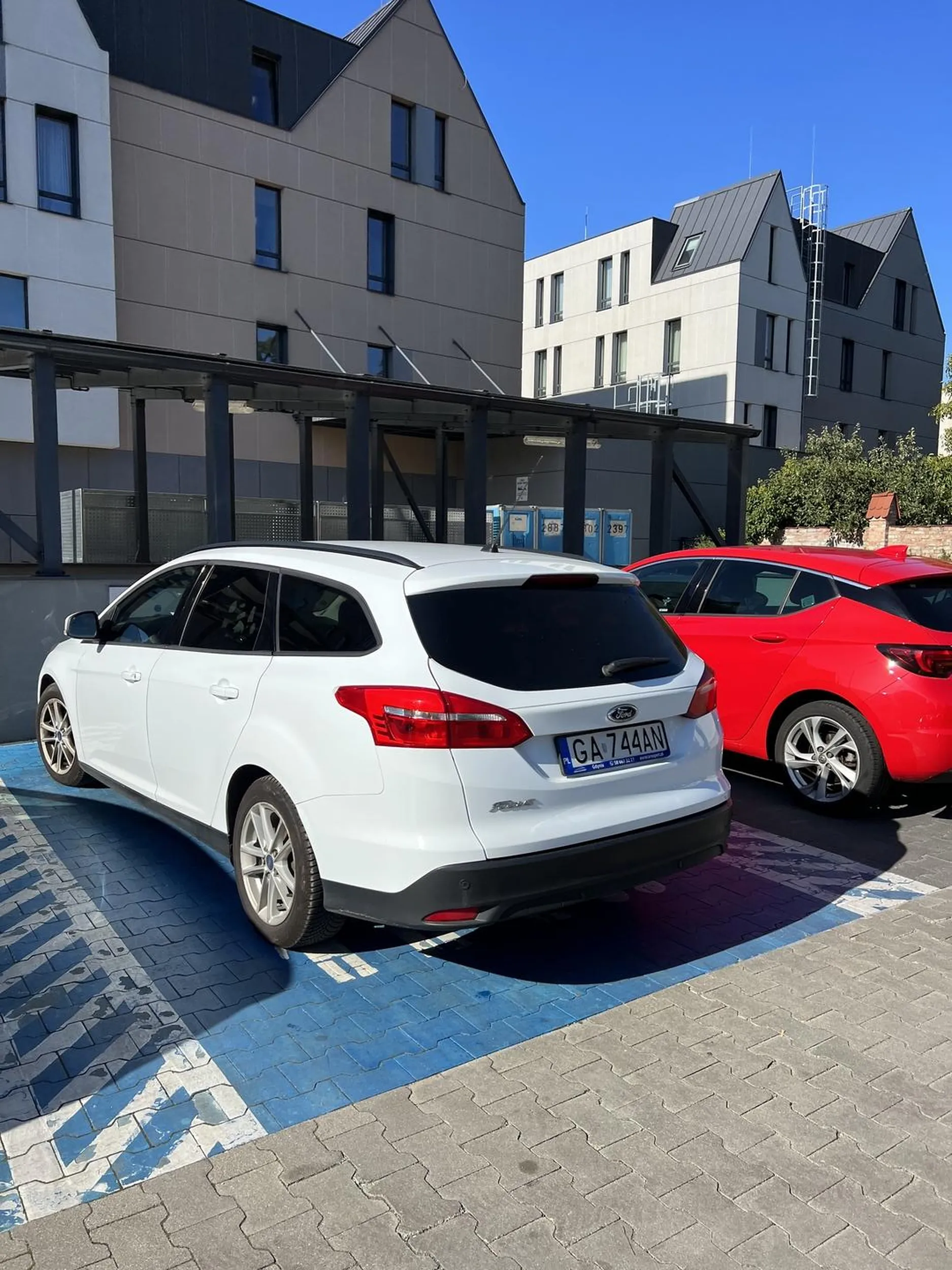 Grube dupsko miała, bo za daleko, żeby się przejść kawałek? Jak trzeba nie mieć za grosz wstydu i parkować na miejscu dla rodzin z dziećmi, nie będąc z dziećmi!! Komentarz starej kr*wy: „ale ja mam dzieci”