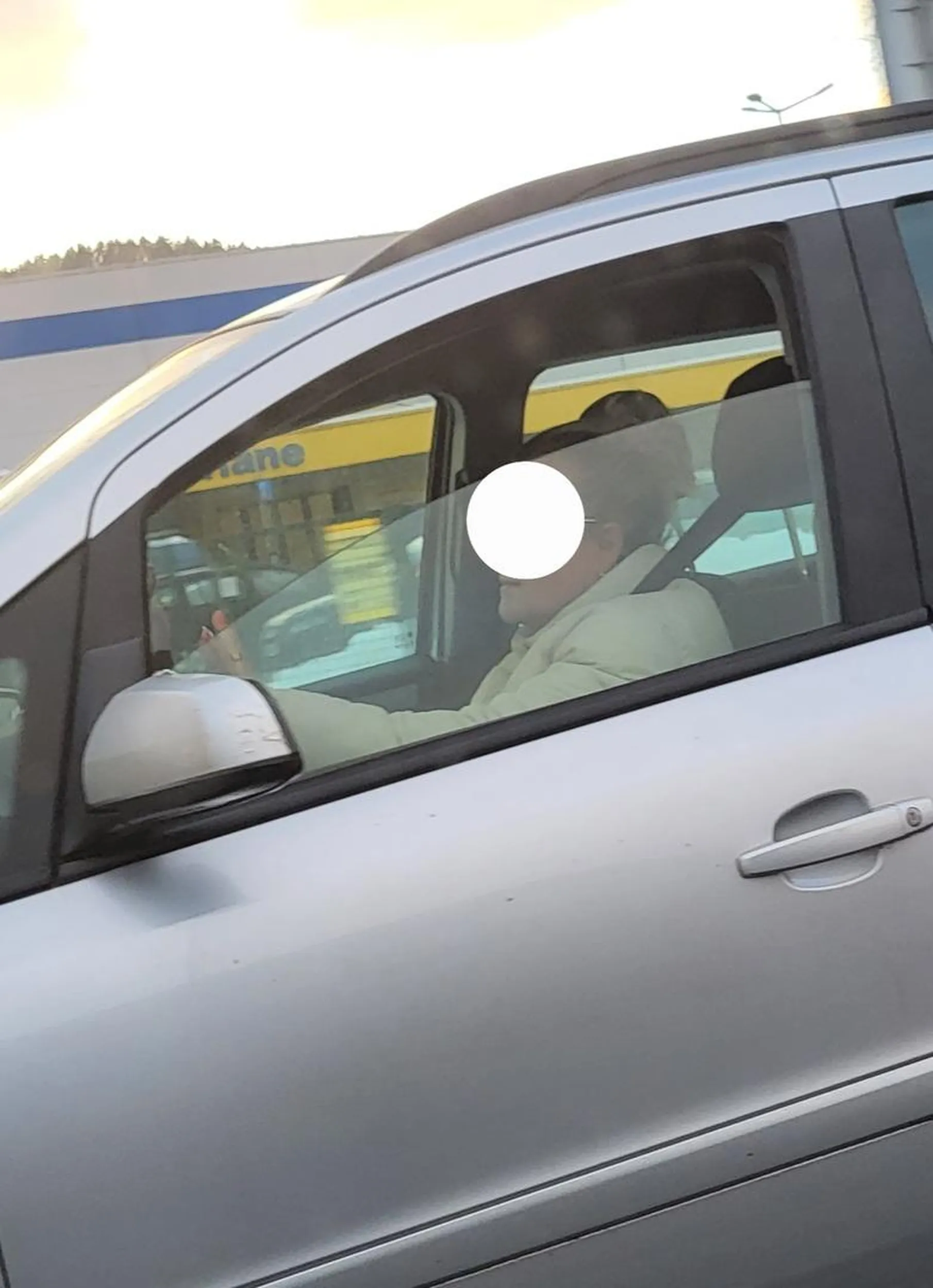 Paniusia tak skupiona na rozmowie przez telefon, że ścięła zakręt nieomal wjeżdżając w mój pojazd. Gdy zatrąbiłem poleciały wyzwiska i przez szybę łapa ze środkowym paluchem! Później zajechała mi drogę cały czas paplając przez telefon.. Jakiś psychicznie chory babsztyl! Może naklejka osoby niepełnosprawnej na aucie, właśnie za upośledzenie umysłowe?