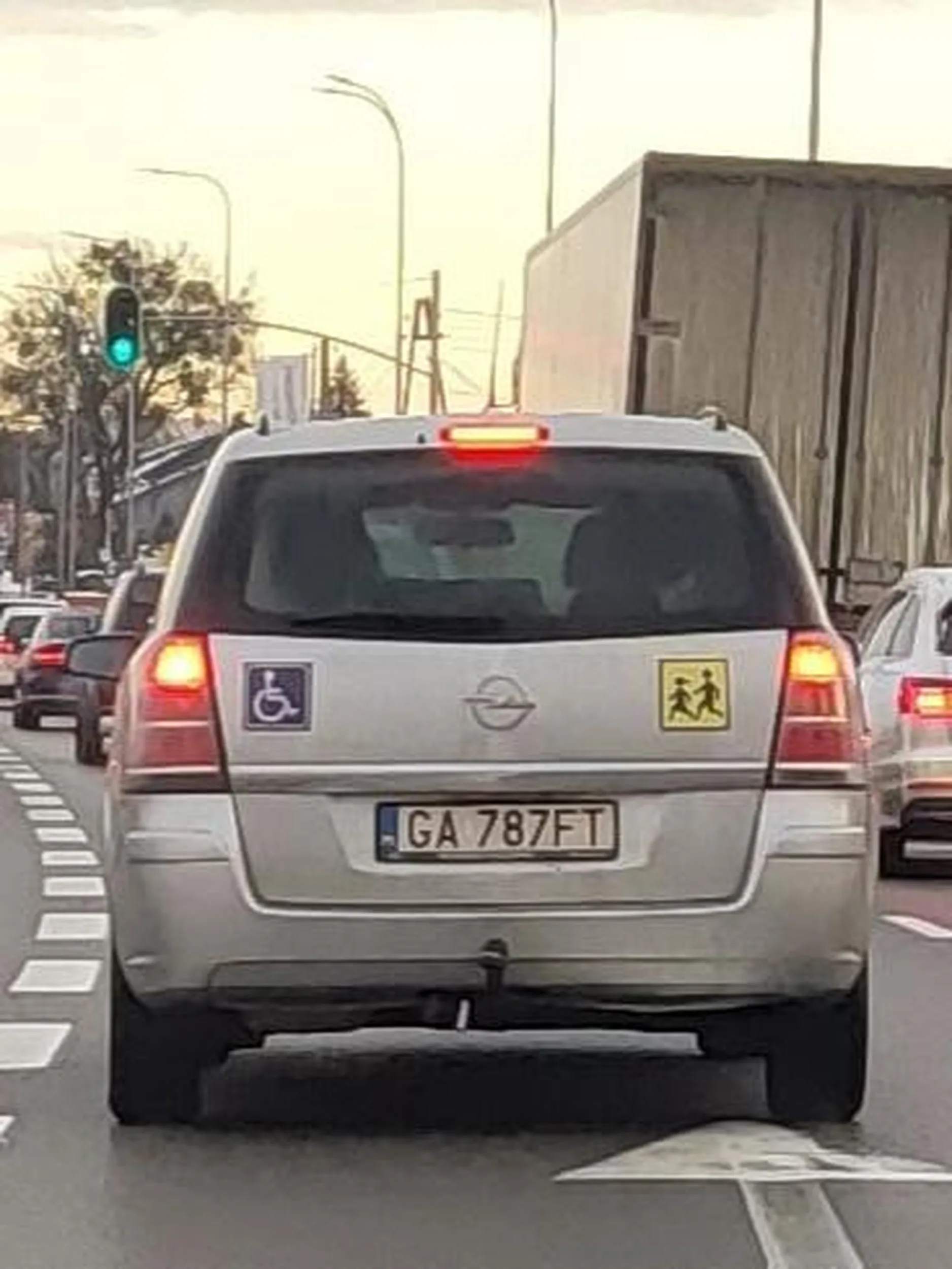 Paniusia tak skupiona na rozmowie przez telefon, że ścięła zakręt nieomal wjeżdżając w mój pojazd. Gdy zatrąbiłem poleciały wyzwiska i przez szybę łapa ze środkowym paluchem! Później zajechała mi drogę cały czas paplając przez telefon.. Jakiś psychicznie chory babsztyl! Może naklejka osoby niepełnosprawnej na aucie, właśnie za upośledzenie umysłowe?