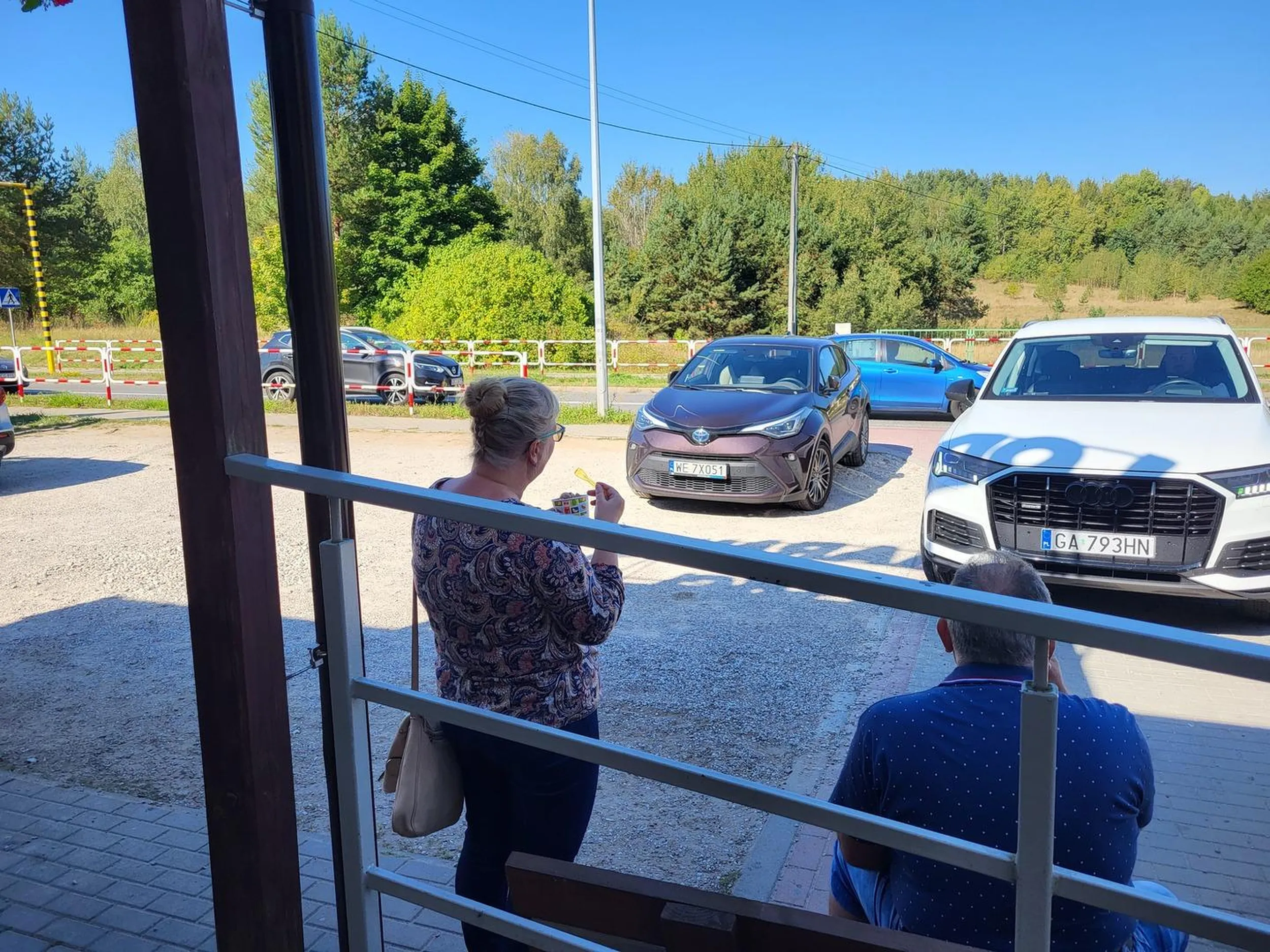 Blokuje wjazd na pół parkingu bo ma drogie Audi. Cóż... marka zobowiązuje.