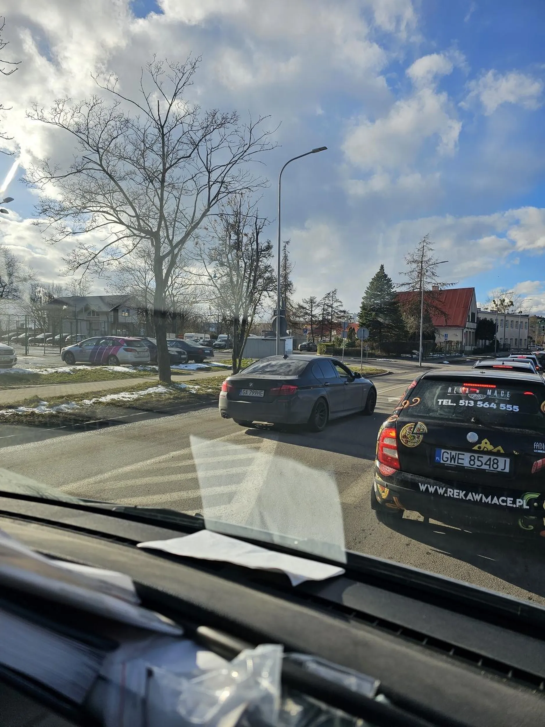 Rzuca przes okno Napojami. Zasmieca Drogę, Wyprzedza w niedzwolonym miejscu