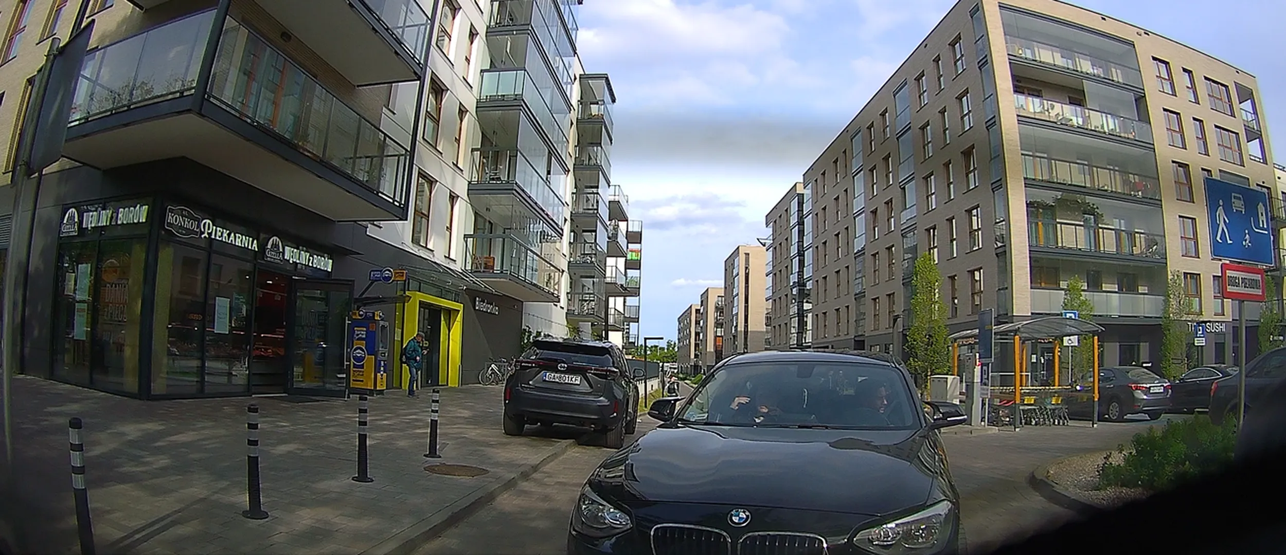 Nielegalne parkowanie w strefie zamieszkania poza wyznaczonymi miejscami, na drodze pożarowej. Tuż obok znajduje się (płatny) parking. Januszowi szkoda było kilku złotych.
