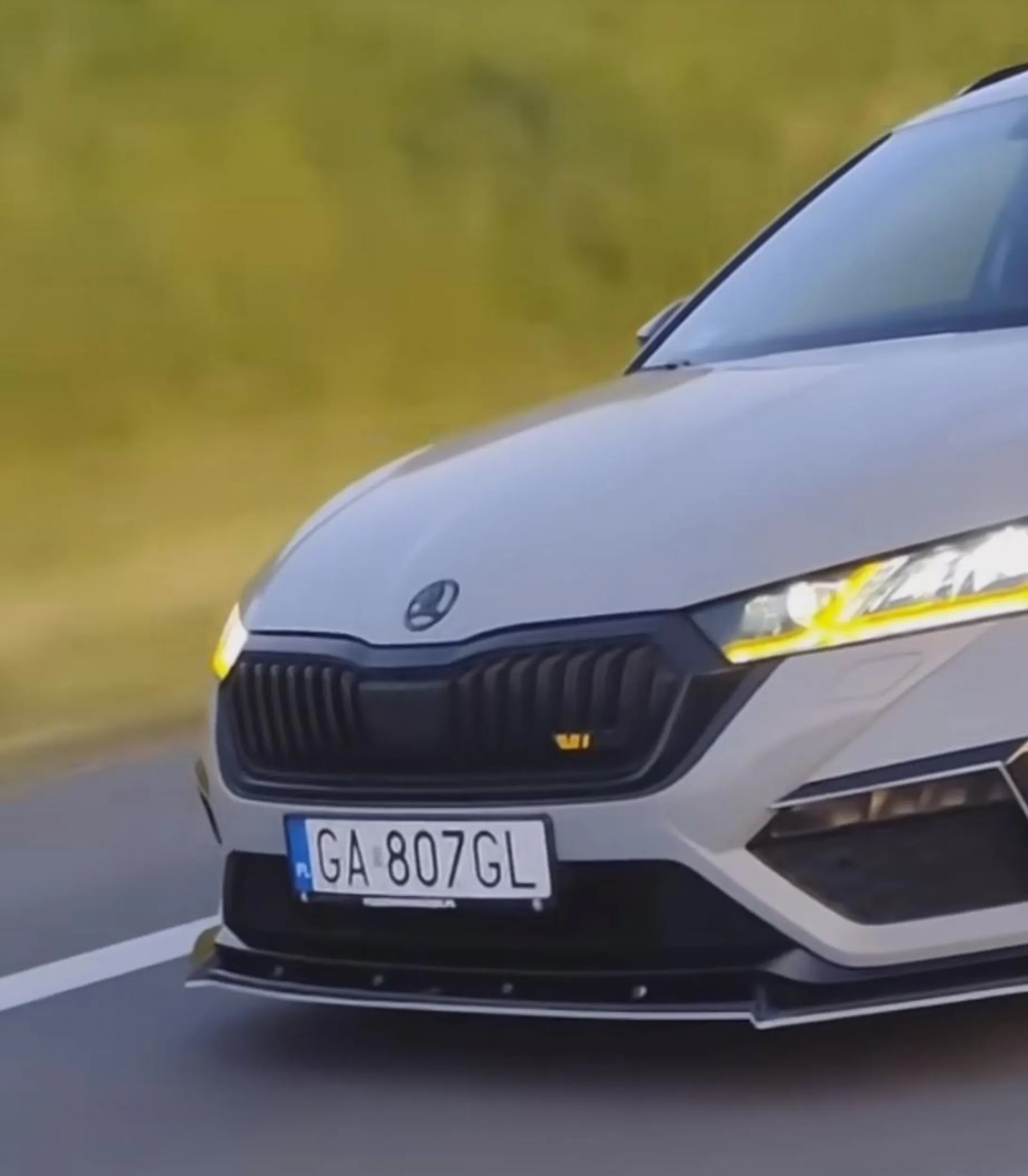 Wyprzedza z prawej i zajeżdża drogę.