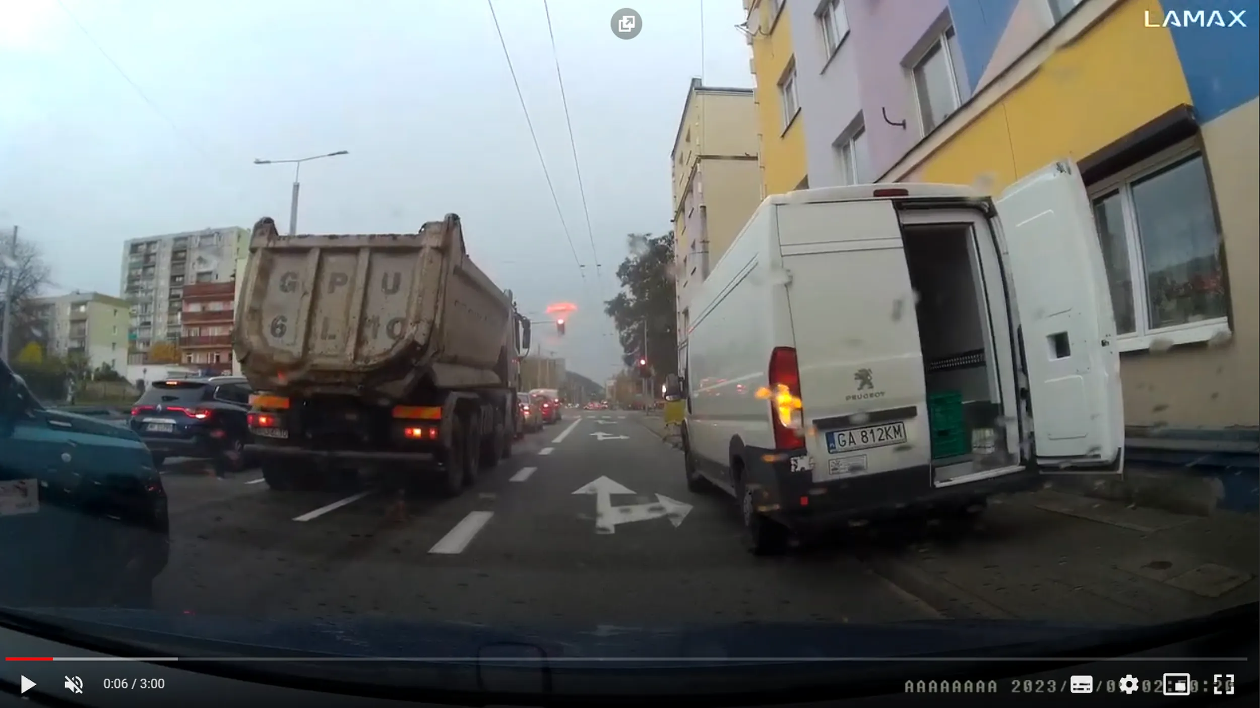 pajac zostawia auto na wielopasowej jezdni blokując pas. Kierowcy bewmbu, dostawczaki i taksówkarze. 98% najbardziej irytujących i utrudniających innym życie uczestników ruchu drogowego