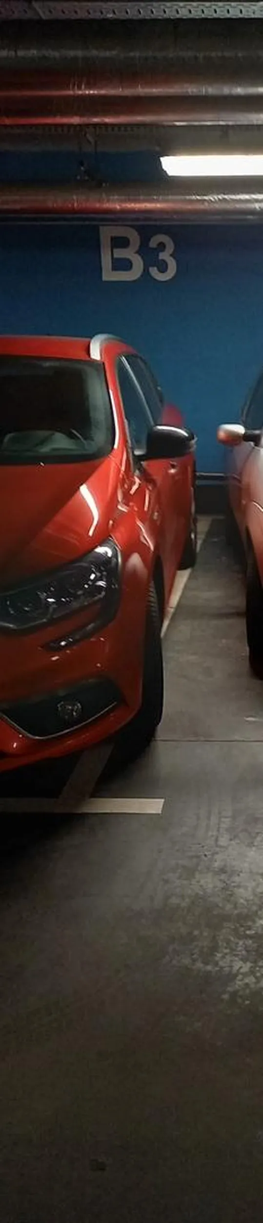 Wrociłam na parking do swojej srebrnej Fordki, a na drzwiach od pasażera pojawiła się rysa. Mam podejrzenia, że to ten czerwony renault :(. Bo stał grubo za swoją linią bialą.