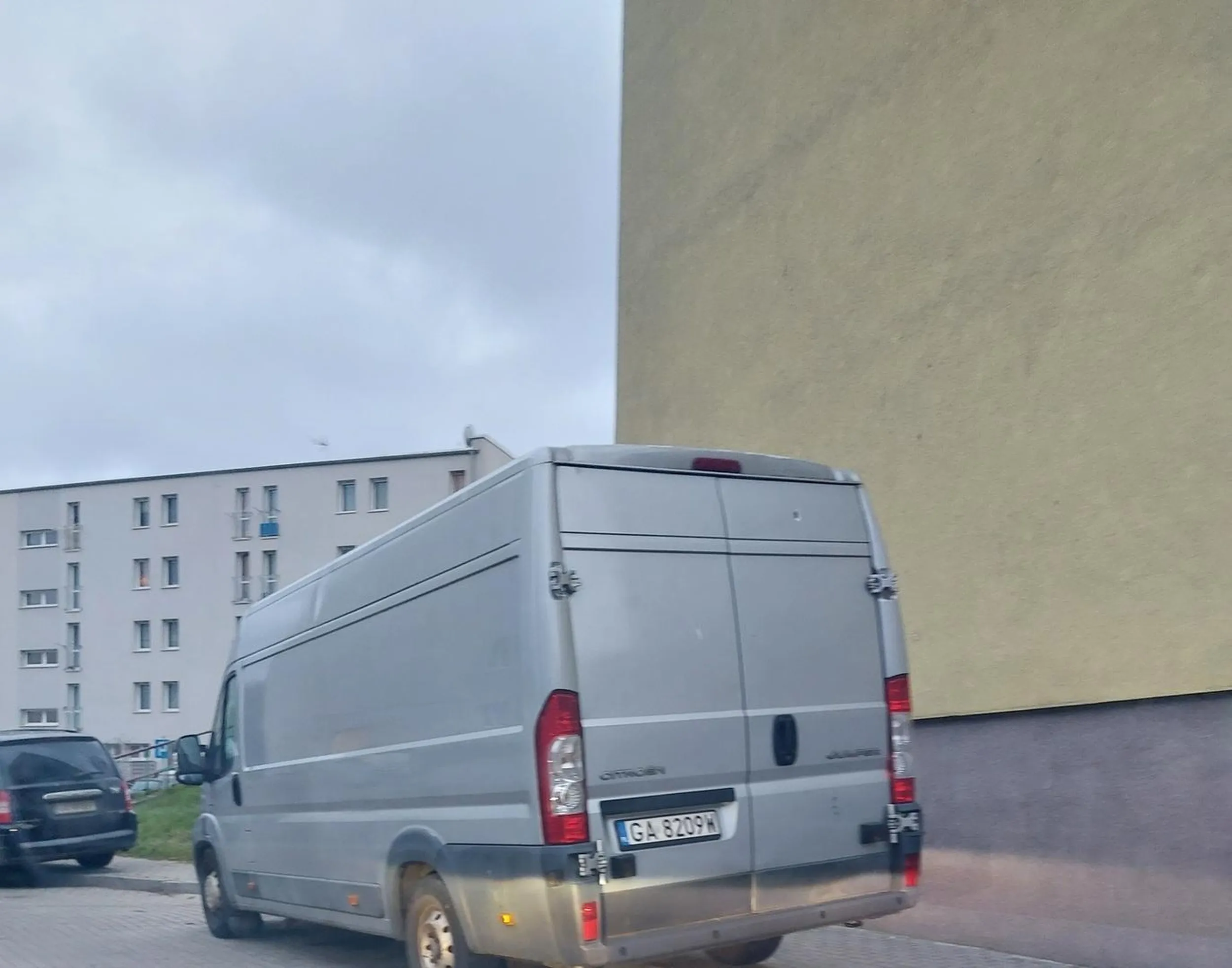 Trąbi bo chce zaparkować na chodniku autem który ma więcej niż 2,5T DMC nie zostawiając na nim 1,5m przejscia