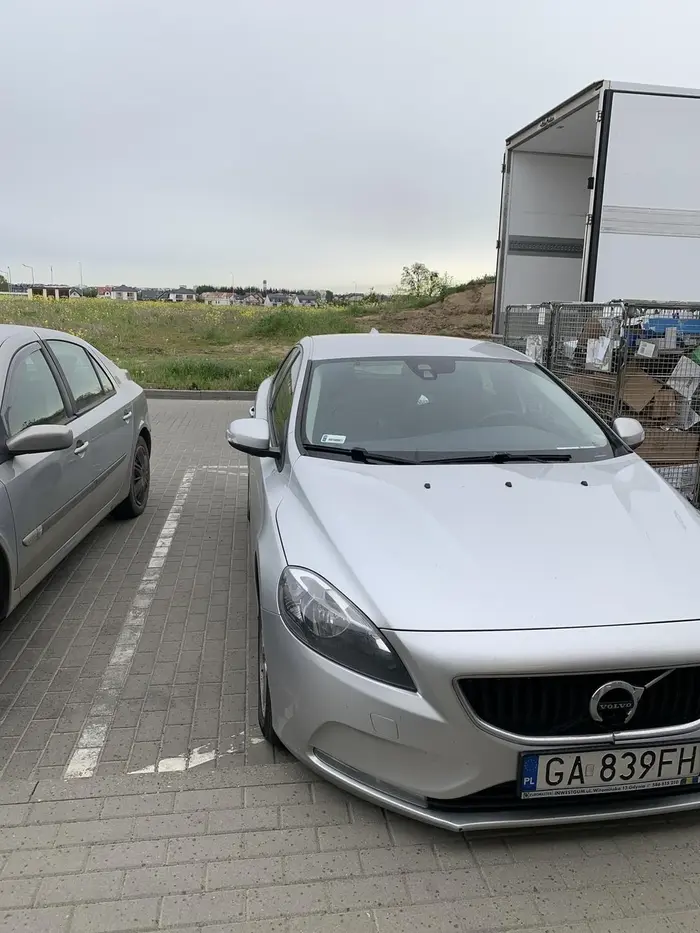 Odczytywanie znaków poziomych dla kierowcy do zbyt duży wysiłek, wiec staje na kopertach