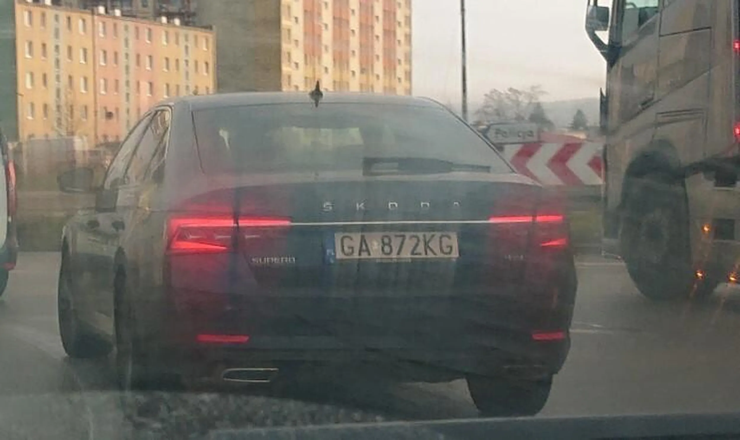 Arogancki jełop. 2023-04-12- g 06:45 - dwukrotna zmiana pasa na skrzyżowaniu, wciskanie się przed inne samochody wyprzedzanie i zmiana pasa na przejściu I ani razu przy tych manewrach nie włączył kierunkowskazu.