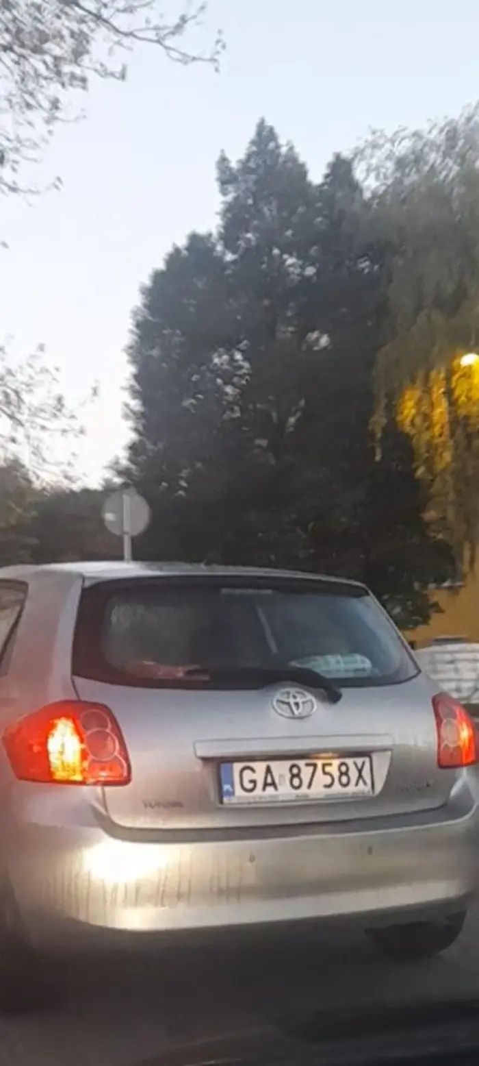 naucz się jeździć I używać kierunków a palec wsadz sobie w dupe pusta blondi