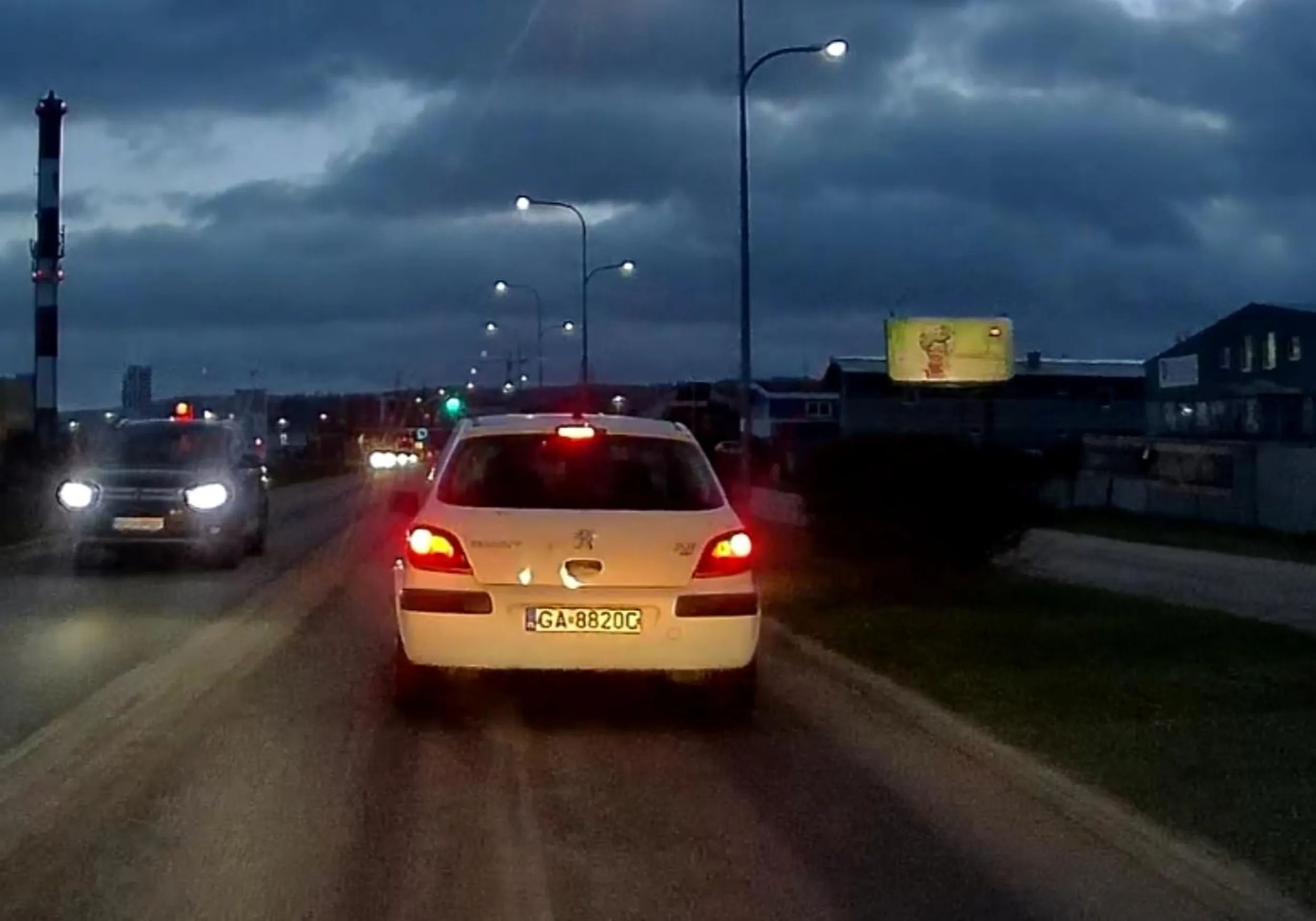 Dziadek wymusza pierwszeństwo po czym jedzie 20km/h. Po mrugnięciu długimi próbuje wymusić odszkodowanie hamując na drodze na której nikogo przed nim nie ma