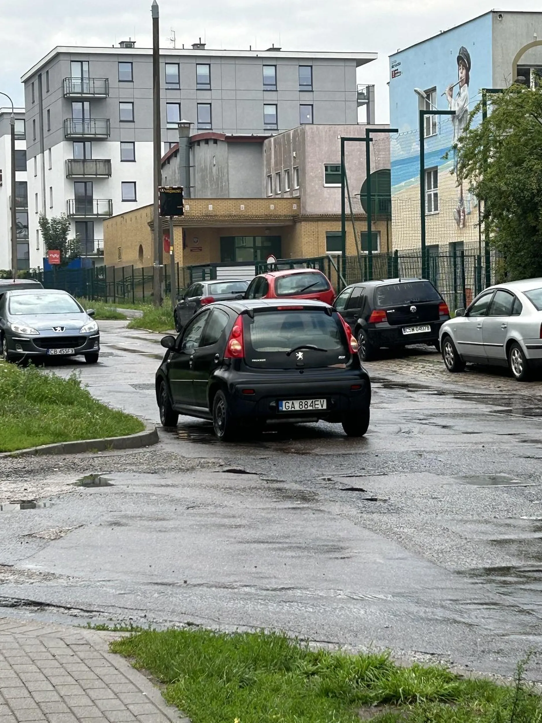 Parkuje samochod na drodze