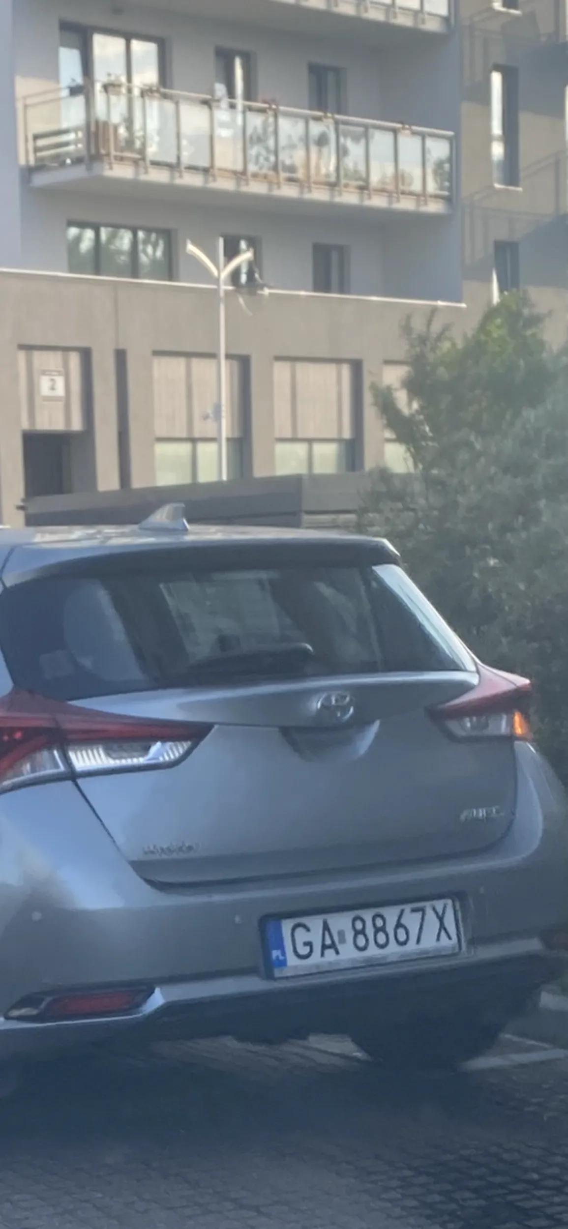 Kierowca zajeżdża drogę wyskakuje z samochodu z łapami