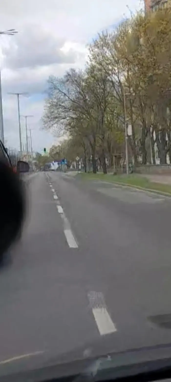 Wytapetowane stare babsko slimaczy się lewym pasem przy prawym pustym