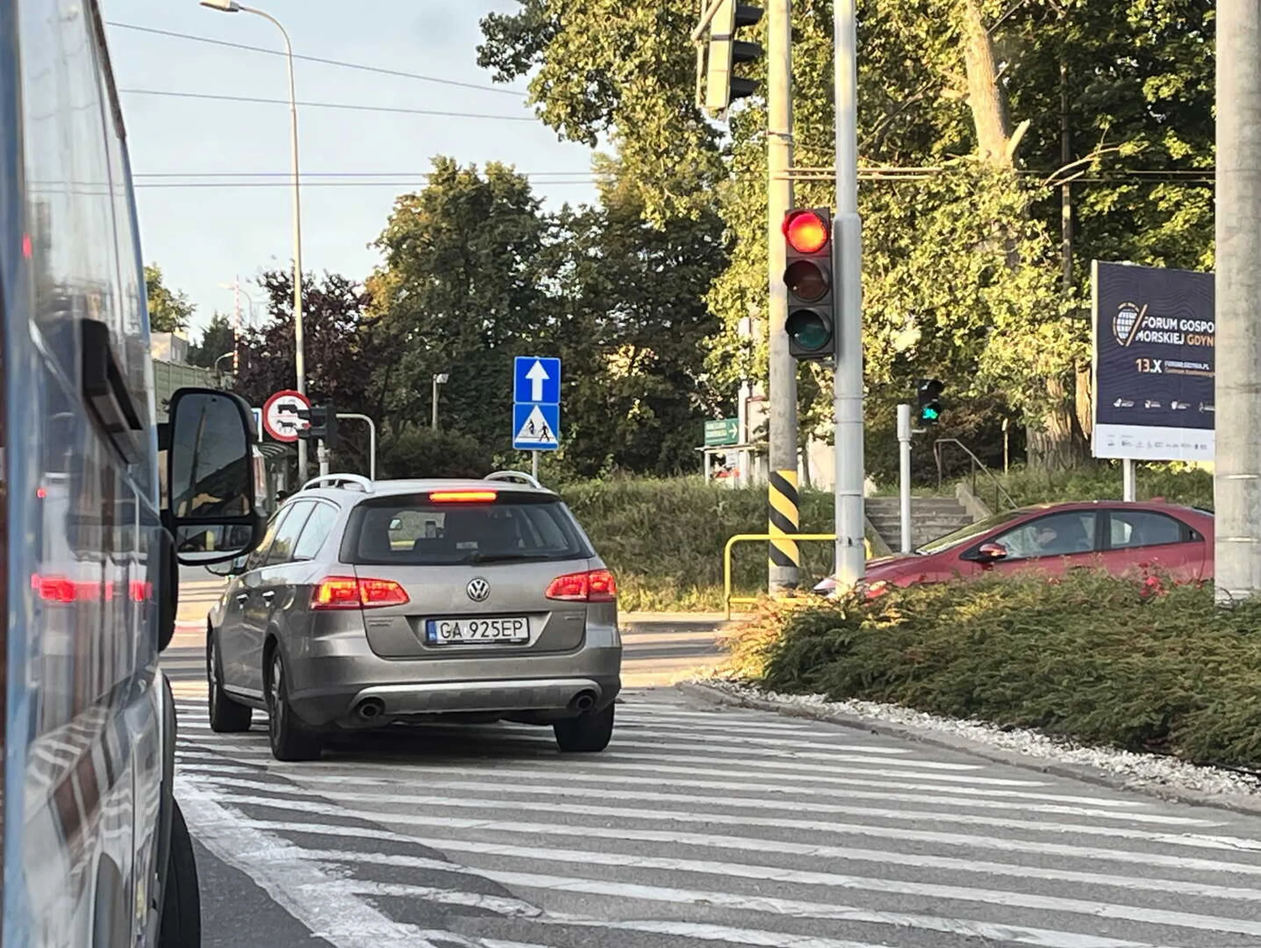 Po co czekać ze wszystkimi jak można wyprzedzić po strefie wyłączonej z ruchu?