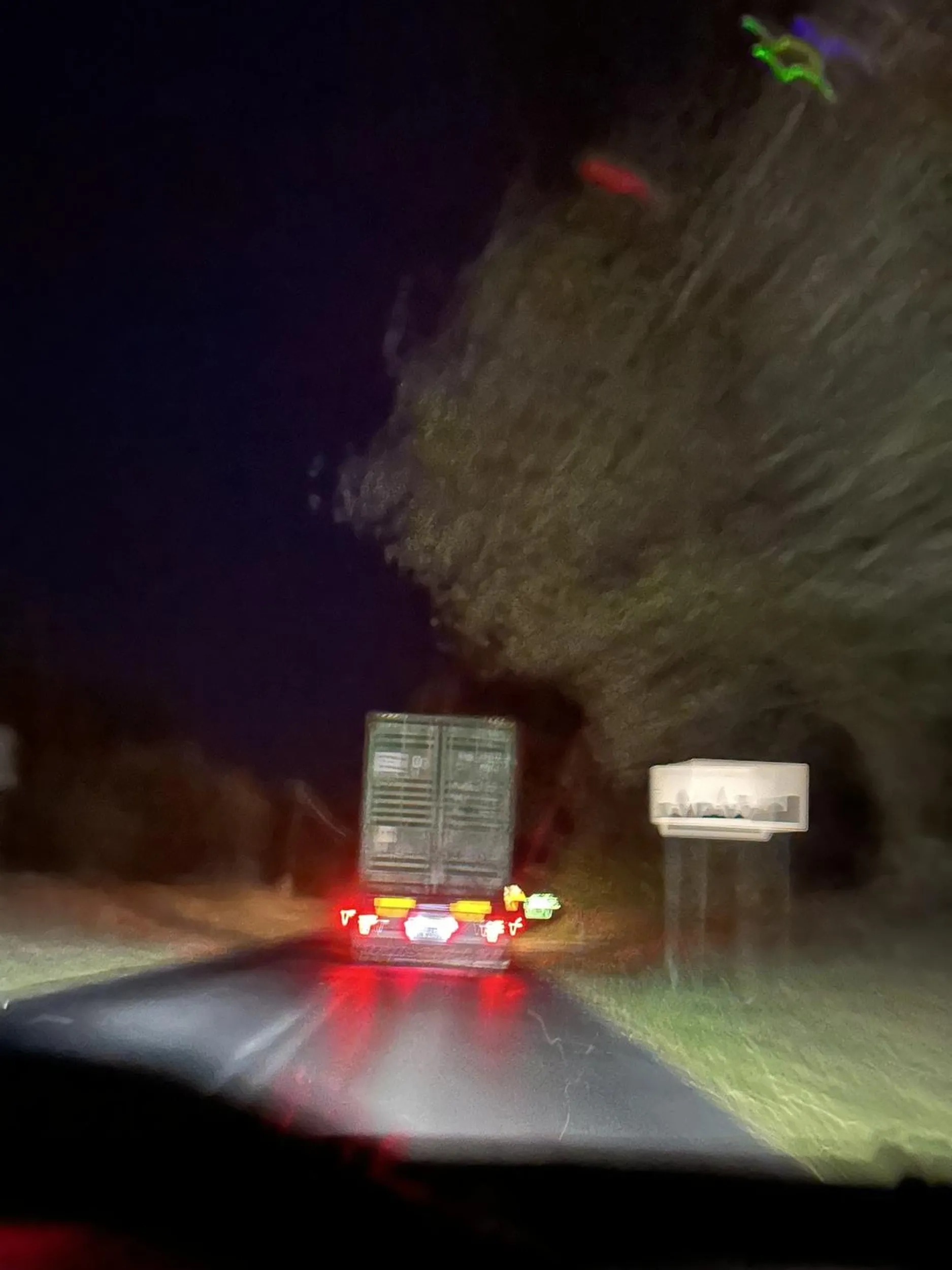 Jesteś najgorszym kierowcą ciężarówki jakiego widziałem, całą trasą 60 km h niezależnie od ograniczeń itd pewnie nigdy nie dowozisz niczego na czas. 8.10.2023 19:10 Parowo Moja ślepa ciotka rowerem szybciej jezdzi