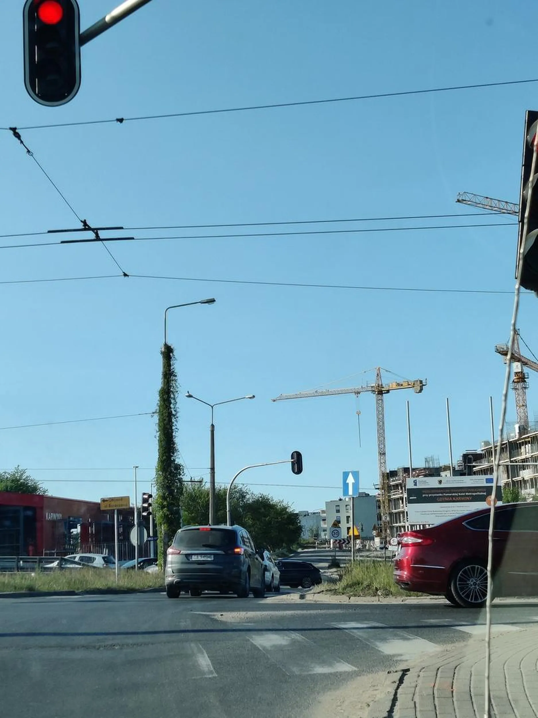 Wpierdziela się przed innych jak jest na podporządkowanej i przejeżdża na czerwonym świetle