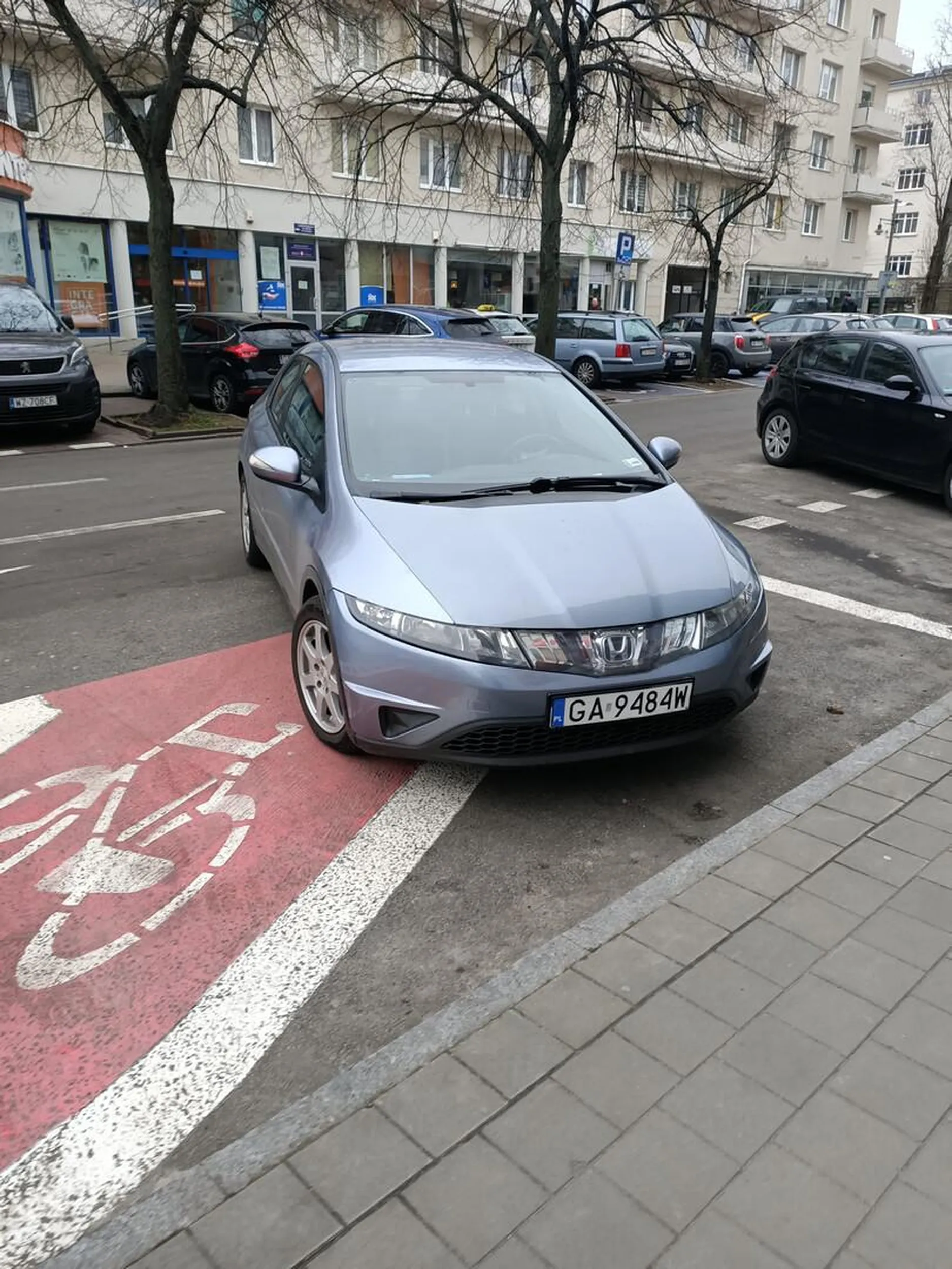 Mam wrażenie, że służby dostały polecenie od władz miast, żeby nie tępić chamstwa na drogach, bo to wyborcy i nie można ich denerwować. Tak jakby piesi wyborcami nie byli. Ale dla władz miejskich kierowcy są najwyraźniej ważniejsi. To widać po budowaniu nowych dróg, demontażu komunikacji publicznej i robieniu wykrętasów na DDR i chodnikach, żeby jeszcze więcej ludzi jeździło samochodami.