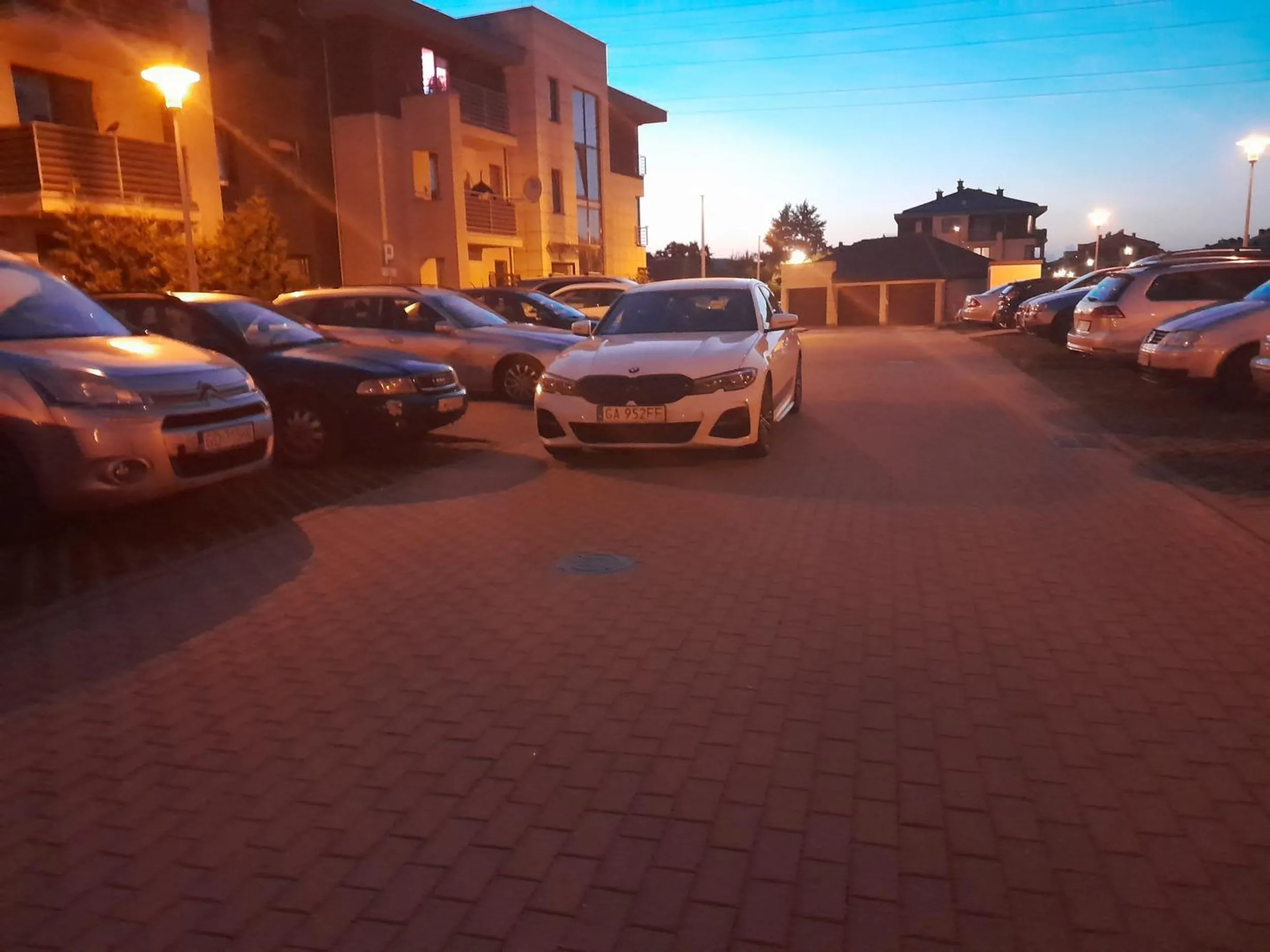 Śmiesznie parkuje blokując wyjście z bloku