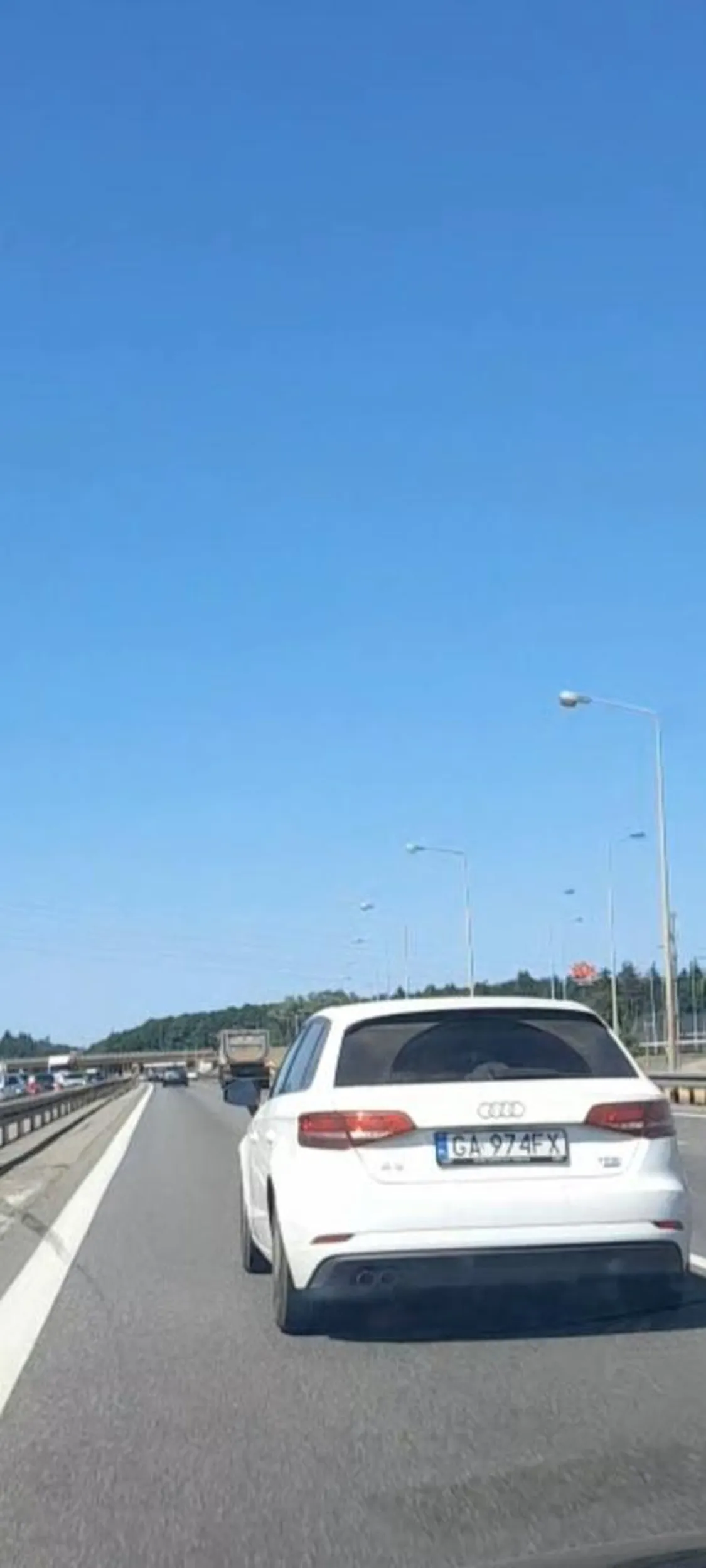 Kutas slimaczy się lewym pasem na obwodnicy cały  czas hamuje żadnych aut przed  sobą nie ma