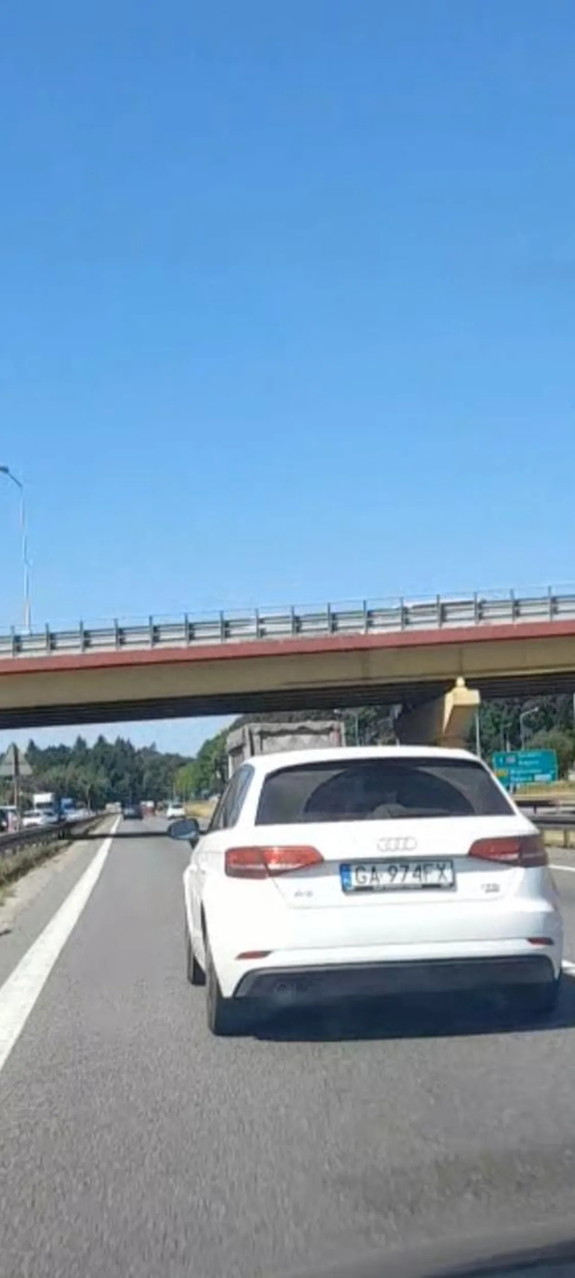 Kutas slimaczy się lewym pasem na obwodnicy cały  czas hamuje żadnych aut przed  sobą nie ma