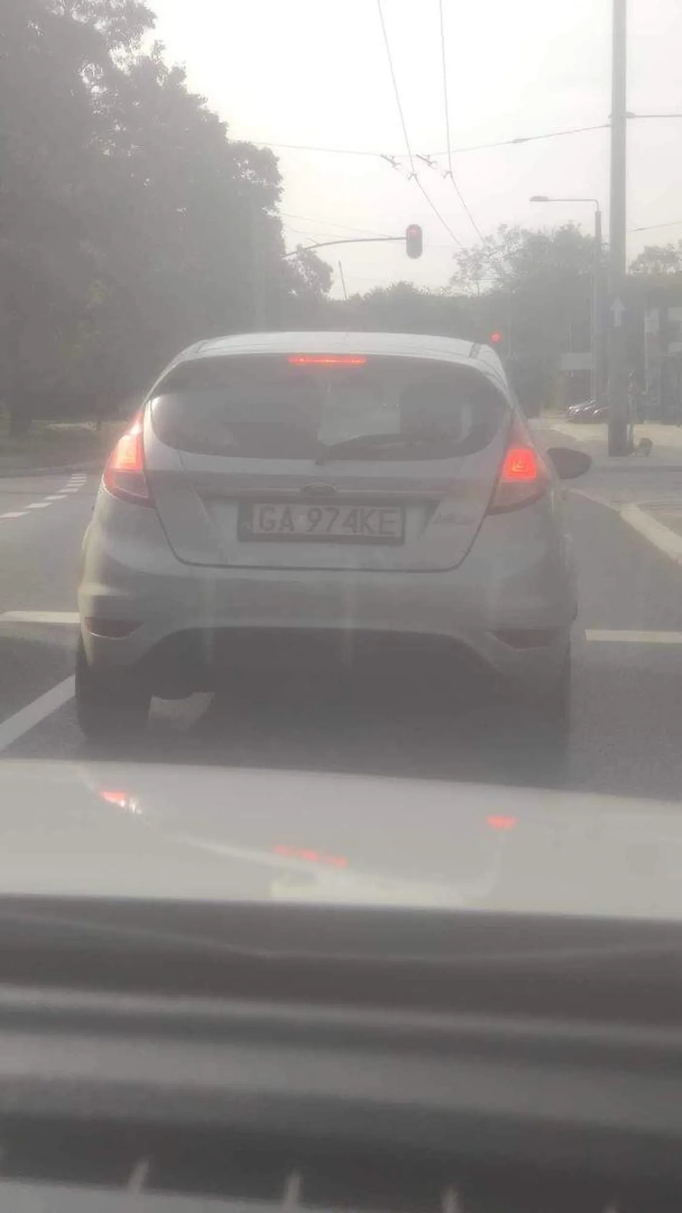 Zamuleniec przysypiający na sygnalizacji świetlnej ,zajeżdża drogę ,hamuje jakiś poparaniec w złomie .. paluszek to sobie w tyłek wstać popaprańcu !!!