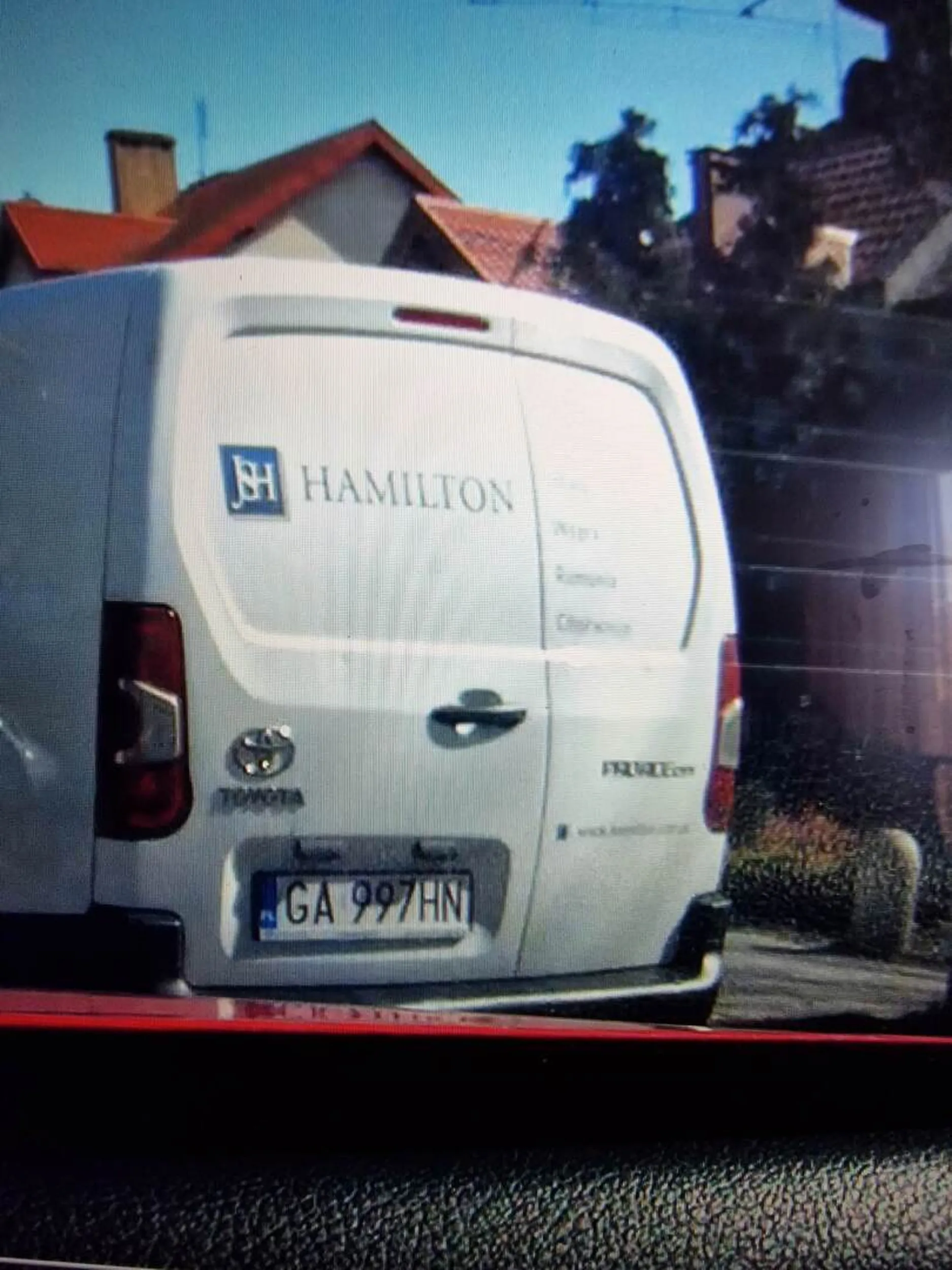 Skrzyżowanie Płk Dabka z Zieloną.  Ruszając ze świateł i jadąc prosto,  nagle z prawej strony zaczął wyprzedzać mnie Pan firmowym autem. Dałm znać klaksonem jakby mnie nie widział ale to tylko go rozwscieczylo i z całym impetem wcisnąć się przedemnie. Szczęście, że nie wjechał w ludzi stojących przed przejściem. Tak szanuje się auta firmowe. Czyli nie moje to mogę......... Posiadam też oczywiście całe nagranie, jest dość długie. Może szefa zainteresuje.