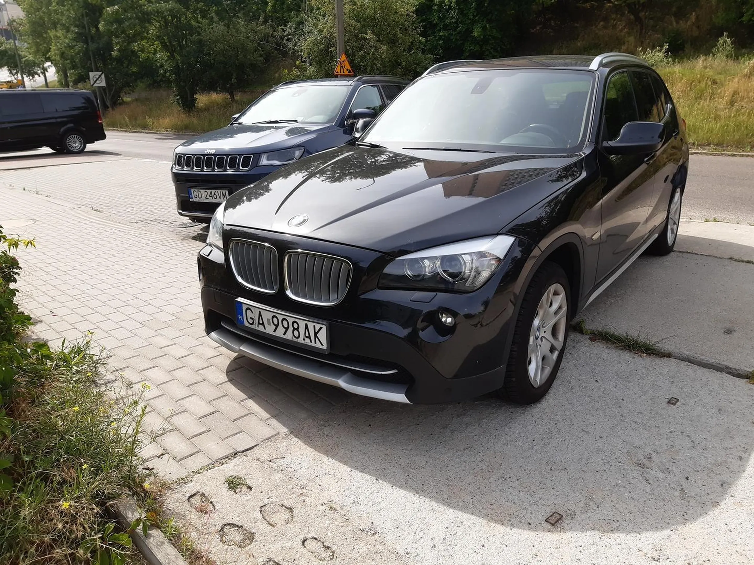 Gratuluję bezmyślności przy parkowaniu. Jak ma tu przejść osoba z wózkiem lub na wózku?