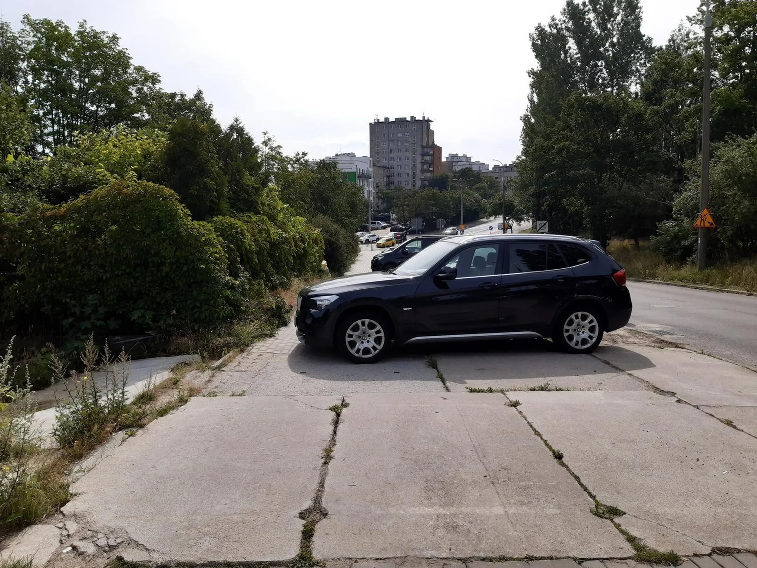 Gratuluję bezmyślności przy parkowaniu. Jak ma tu przejść osoba z wózkiem lub na wózku?