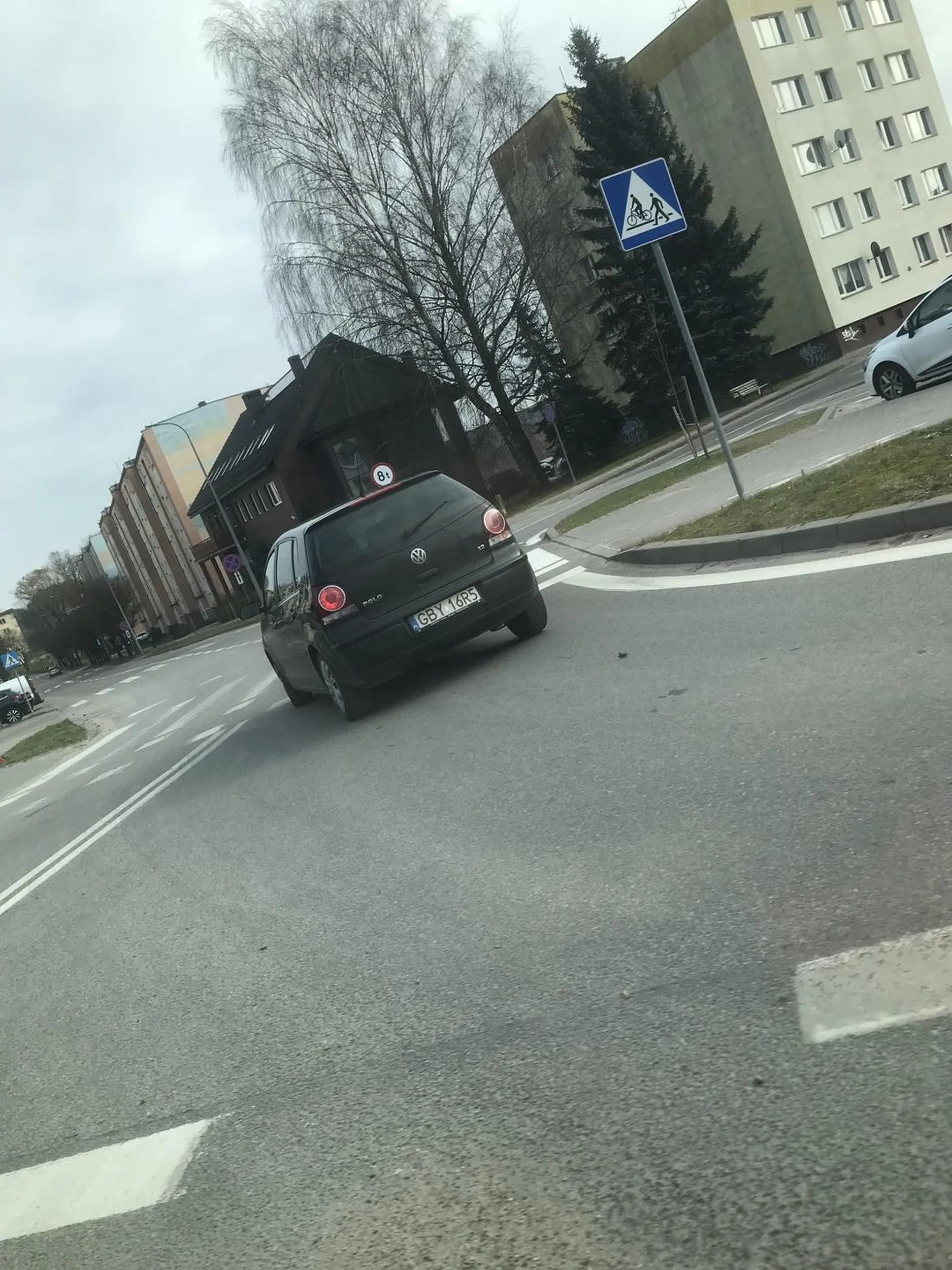 Kierowca hamuje bez powodu o jeździ jak pijany.