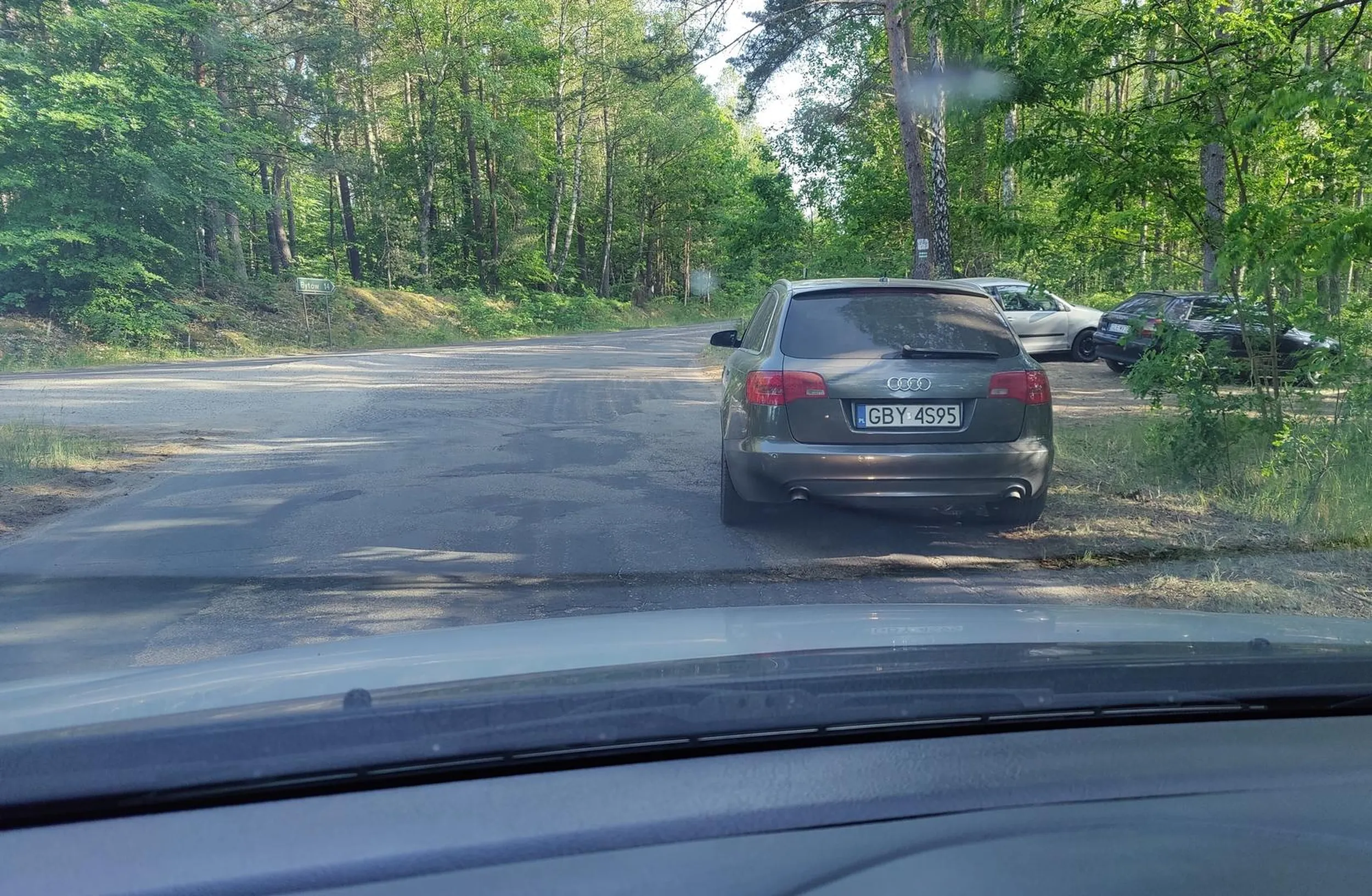 Utrudnia włączenie się do ruchu na skrzyżowaniu, gdzie jeździ masa ciężarówek. Stał tak ponad 6 godzin.