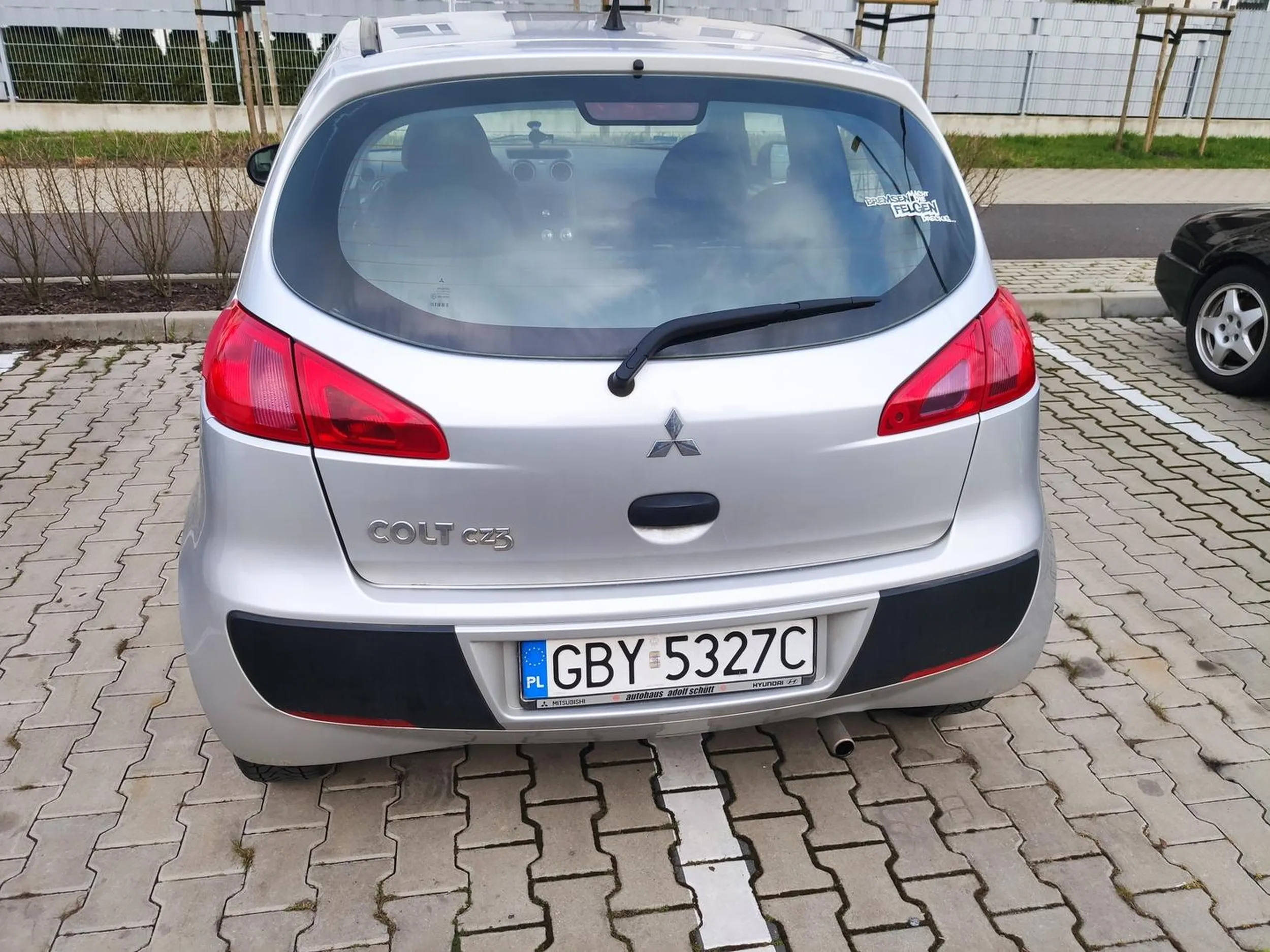 Brak umiejętności parkowania.