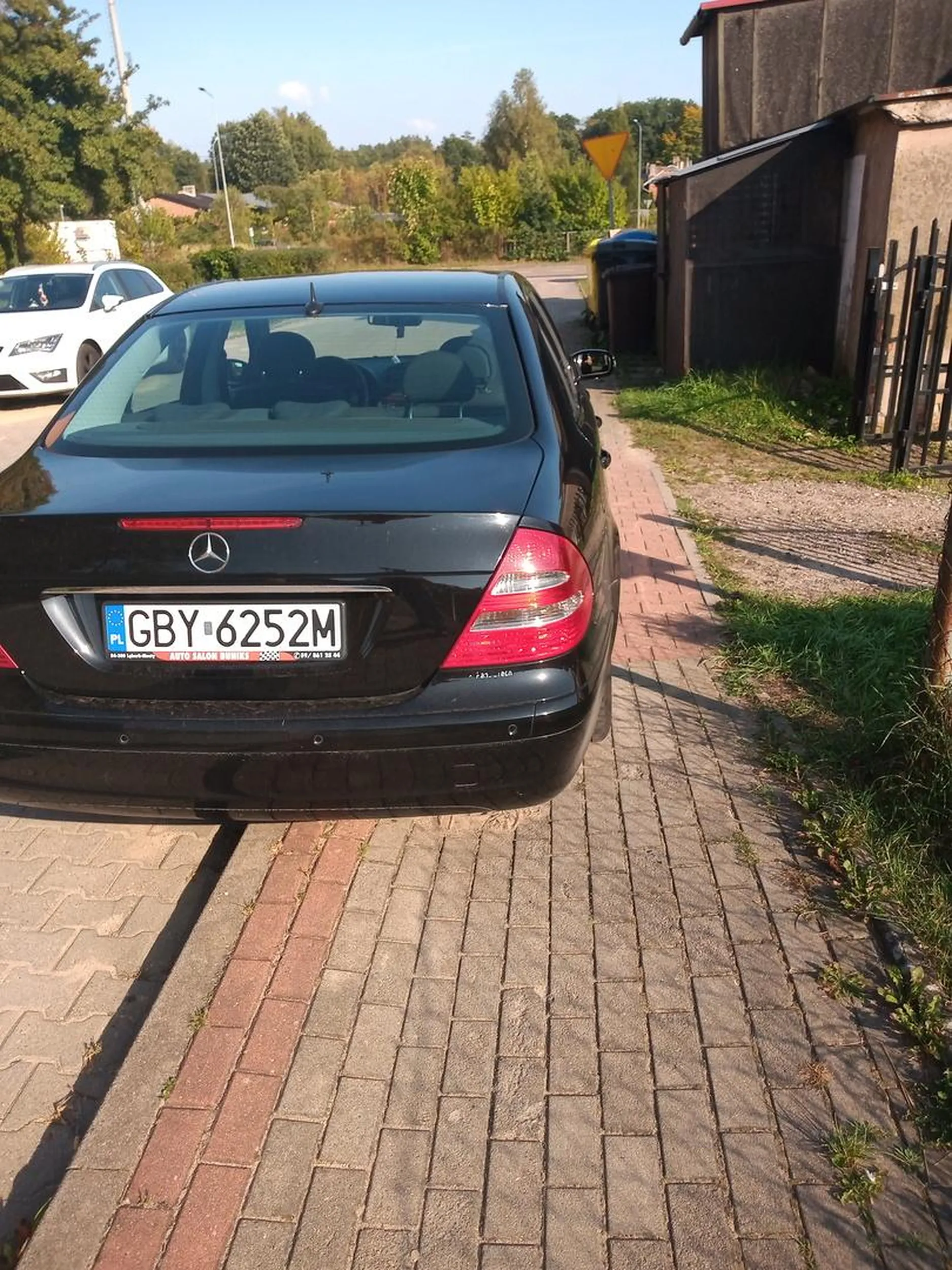 Parkuje na chodniku uniemożliwiając przejazd wózka z dzieckiem