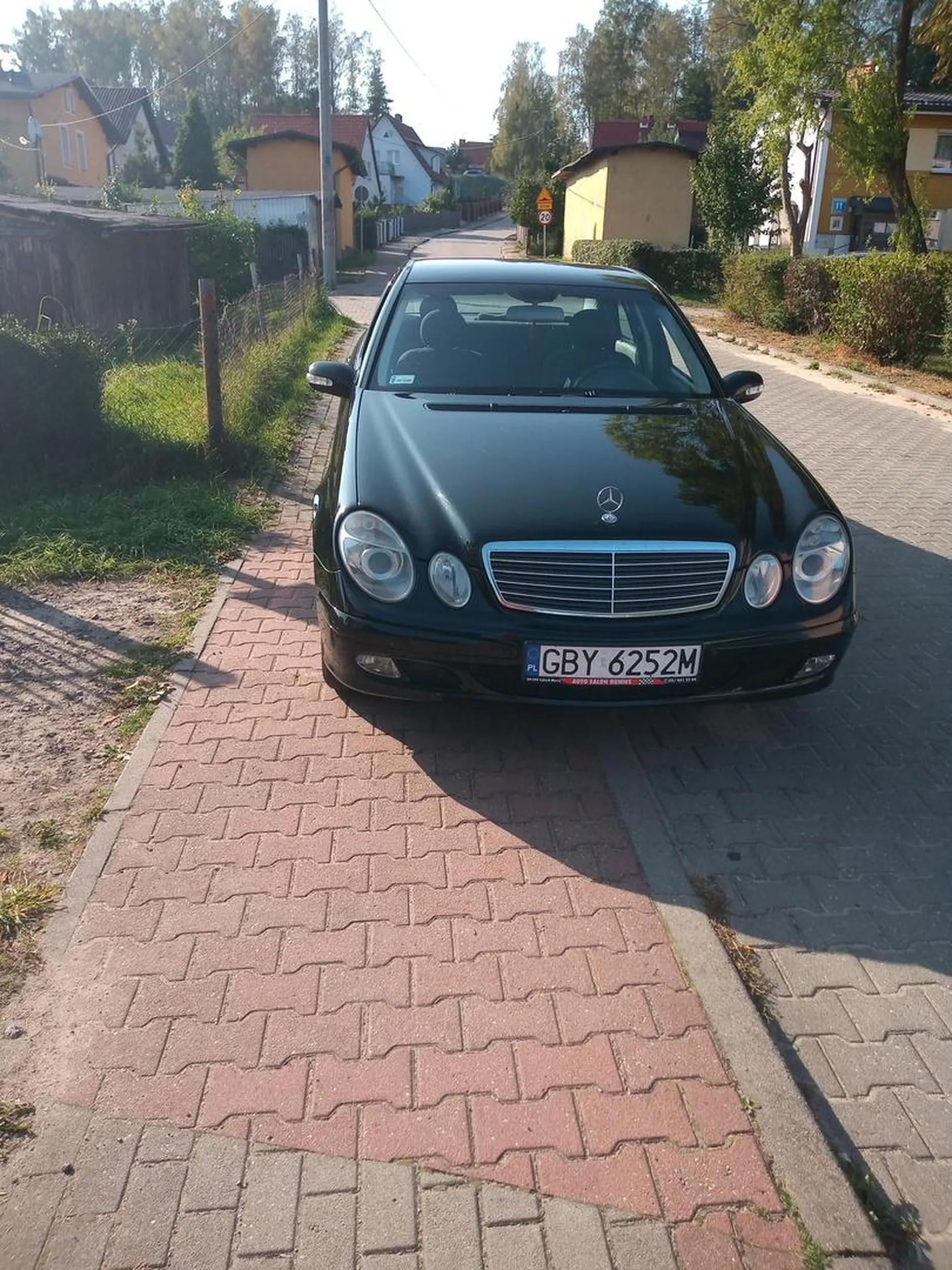 Parkuje na chodniku uniemożliwiając przejazd wózka z dzieckiem