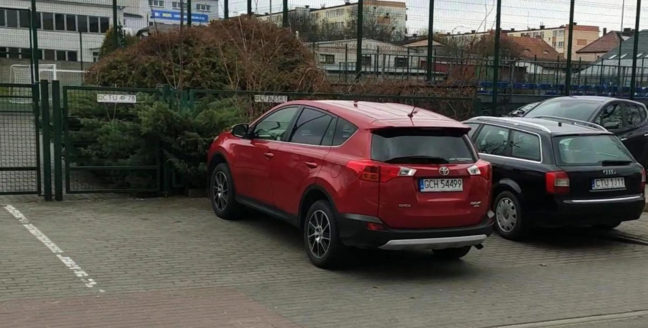 Jakaś tępa dzida zajmuje mi miejsce. Na płocie wisi tabliczka z moją rejestracją.