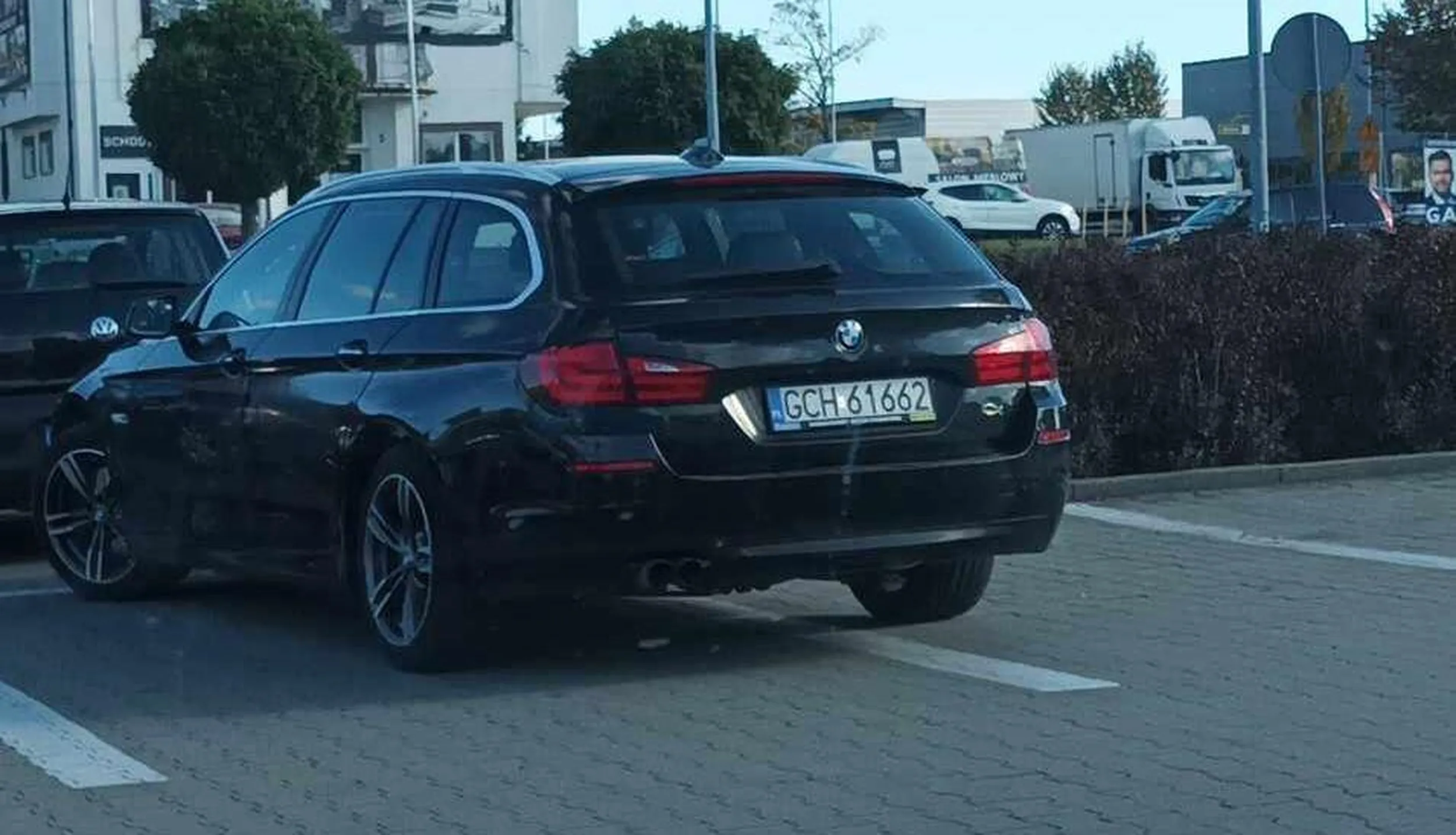 Polecam powrót do podstawówki i wizyte u okulisty skoro tak trudno zamarkować prosto w liniach