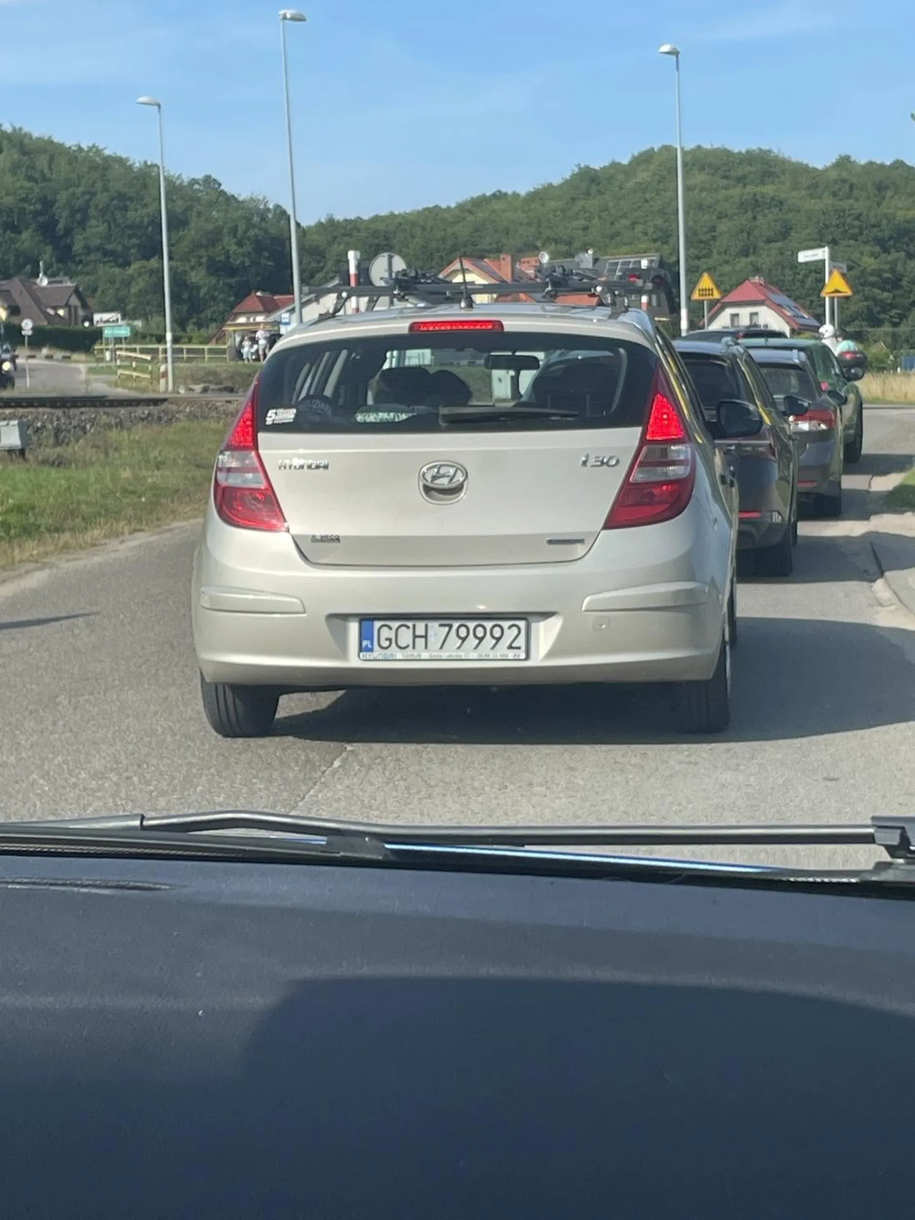 Tempa baba. Wyprzedza na znaku stop. Mało tego chciała wyprzedzać resztę samochodów na zamykających się rogatkach kawałek przed nią