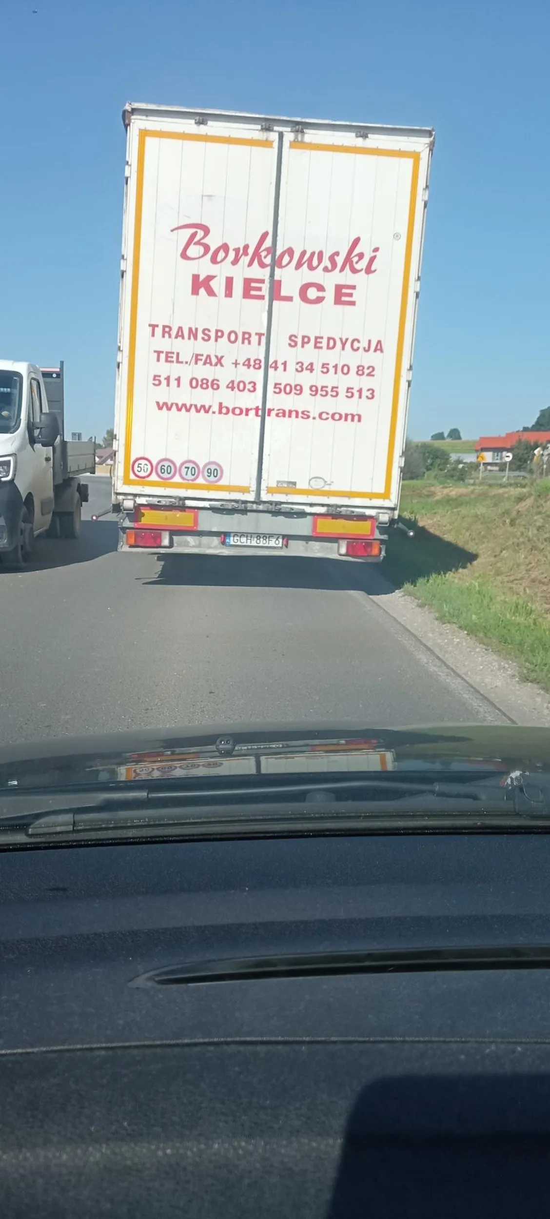 Kierowca tira z mentalnością wariata w BMW to nie jest dobre polaczenie.Trasa przez Proszowice na Busko Zdrój,dzisiaj,leci 100 w zabudowanym ,wyprzedza zmuszając ludzi z naprzeciwka do zjazdu z drogi.Notorycznie wjeżdża na pobocze jak byłby pod wpływem,zostawiając za sobą kłęby dymu. Gratulacje na firmy Borkowski ,pracownika...