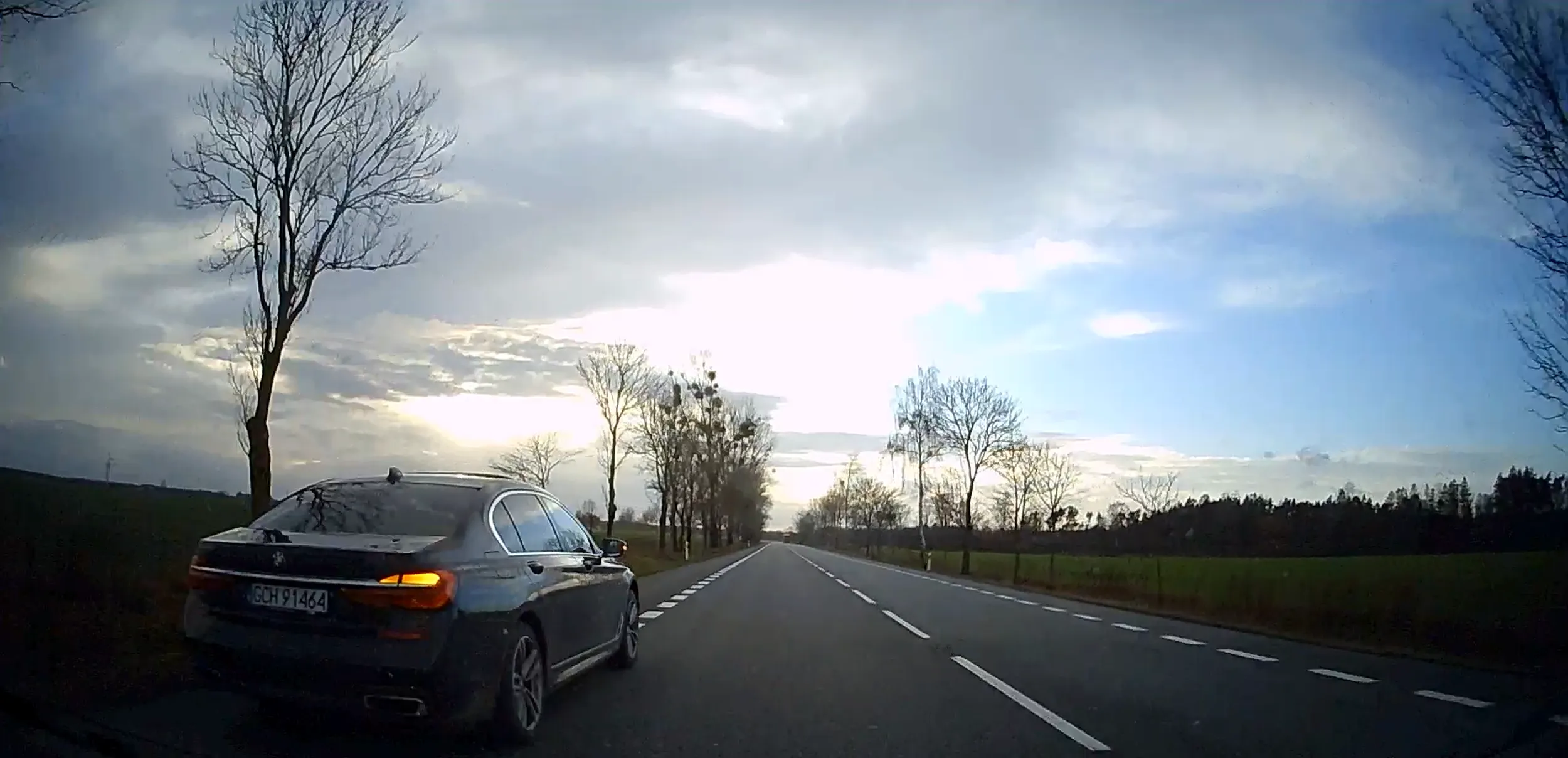 typ wyprzedza poboczem kiedy wyprzedza sie przed nim, chyba mu sie bardzo śpieszy do grobu