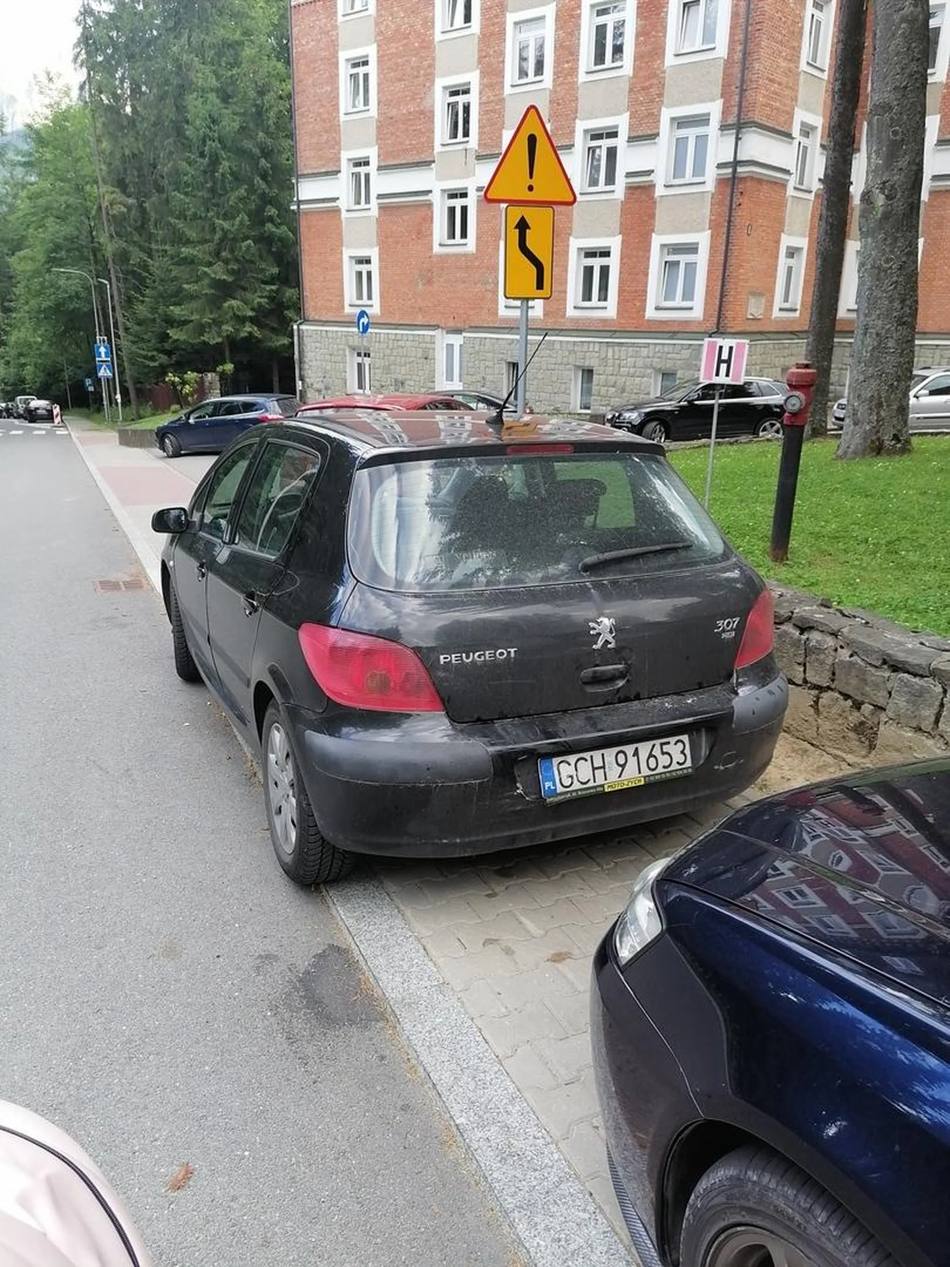 Witam Pana lub Panią z auta o numerach GCH91653 (Peugeot 307) który pięknie zaparkował na chodniku w kościelisku przez co musiałem z wózkiem z dzieckiem iść ulicą. Proponuję oddać prawo jazdy na najbliższym komisariacie. Tak samo jak Pan/Pani za nim (Subaru) z wcześniejszego komentarza.