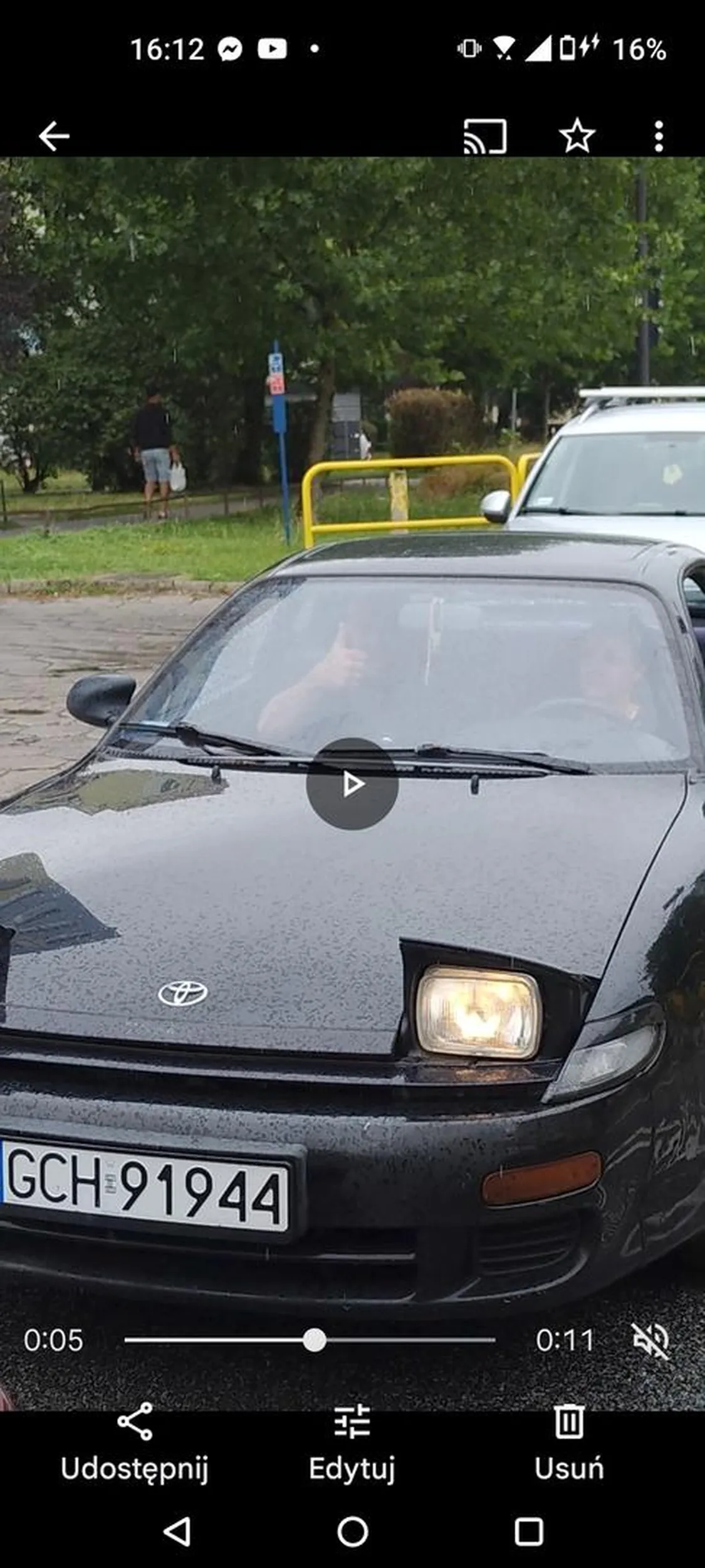 Autem kieruje kobieta,obok siedzi łysa tępa małpa. Największy problem jest z wspomnianą małpą, która jest łysym pakerem po zbyt wielu kłóciach, choć przydało by się kolejne szczepienie na wściekliznę. Małpie głównie nie podoba się, że ulice się korkują i w trakcie tych korków puszcza pojazdy z ulic podporządkowanych, aby trochę rozluźnić korek jak i tak się stoi w miejscu. Te czynniki wystarczają, aby małpa kazała swojej nie zbyt też mądrej szoferce zacząć trąbić. Małpa lubi również wyzywać i pokazywać obraźliwe gęsty przez szybę. W końcu jak sztucznie nabity testosteron uderzy do głowy, to postanawia wysiąść i wymachiwać rękoma. Punktem kulminacyjnym jest u małpy zaczęcie przekraczania strefy prywatnej jak i sfery cielesnej próbując uderzyć przez okno znajdujące się w pojeździe osoby. Również, grozi pobiciem i zabiciem. Na widok dalej zakorkowanej ulicy, która nie odkorkowała się mimo jego zwierzęcych poczynań, potrafi tylko dalej grozić i się przepychać. Lepiej uważajcie na ten pojaz