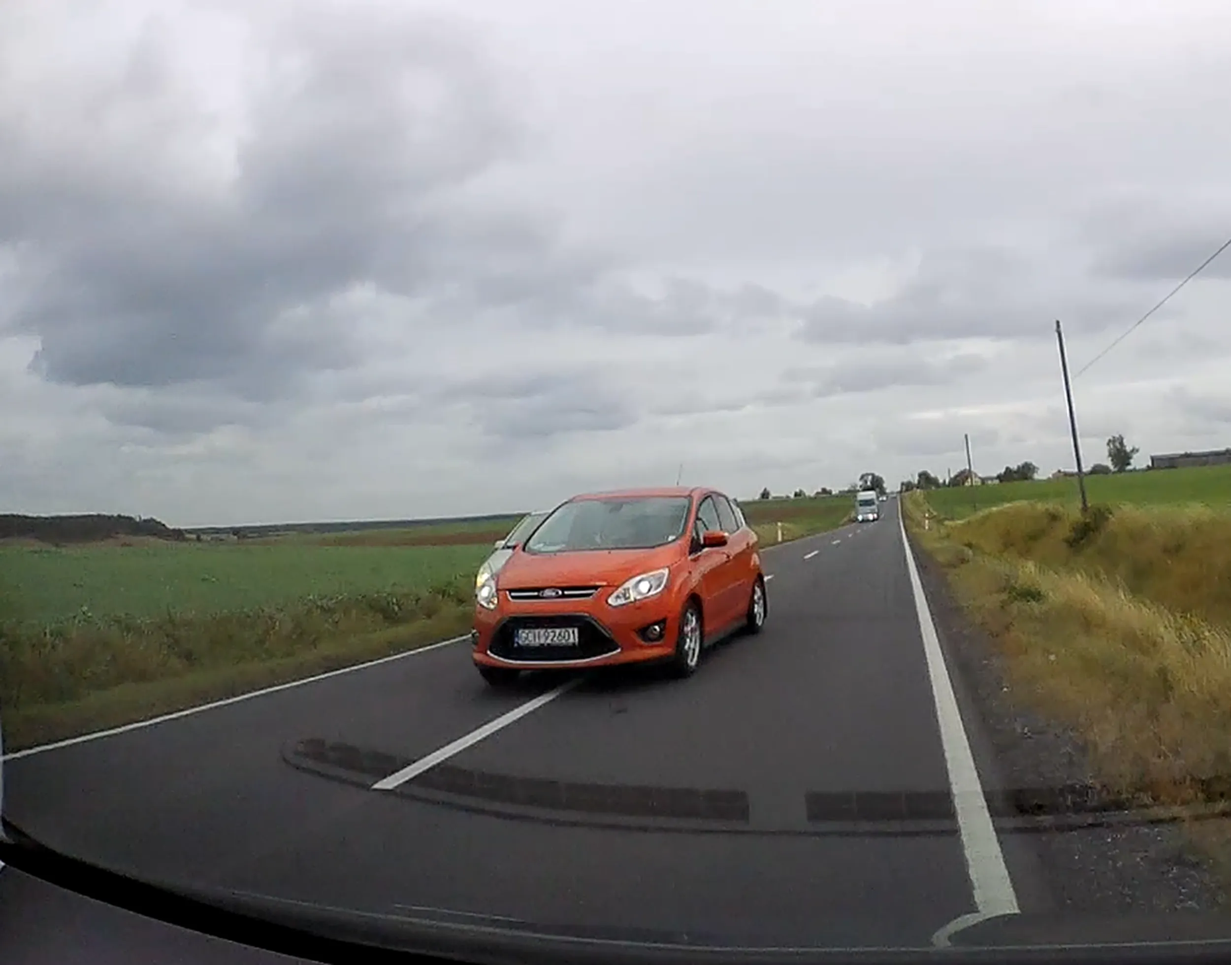 gdyby nie moja szybka reakcja ta kobieta spowodowałaby śmiertelny wypadek, radzę uważać...