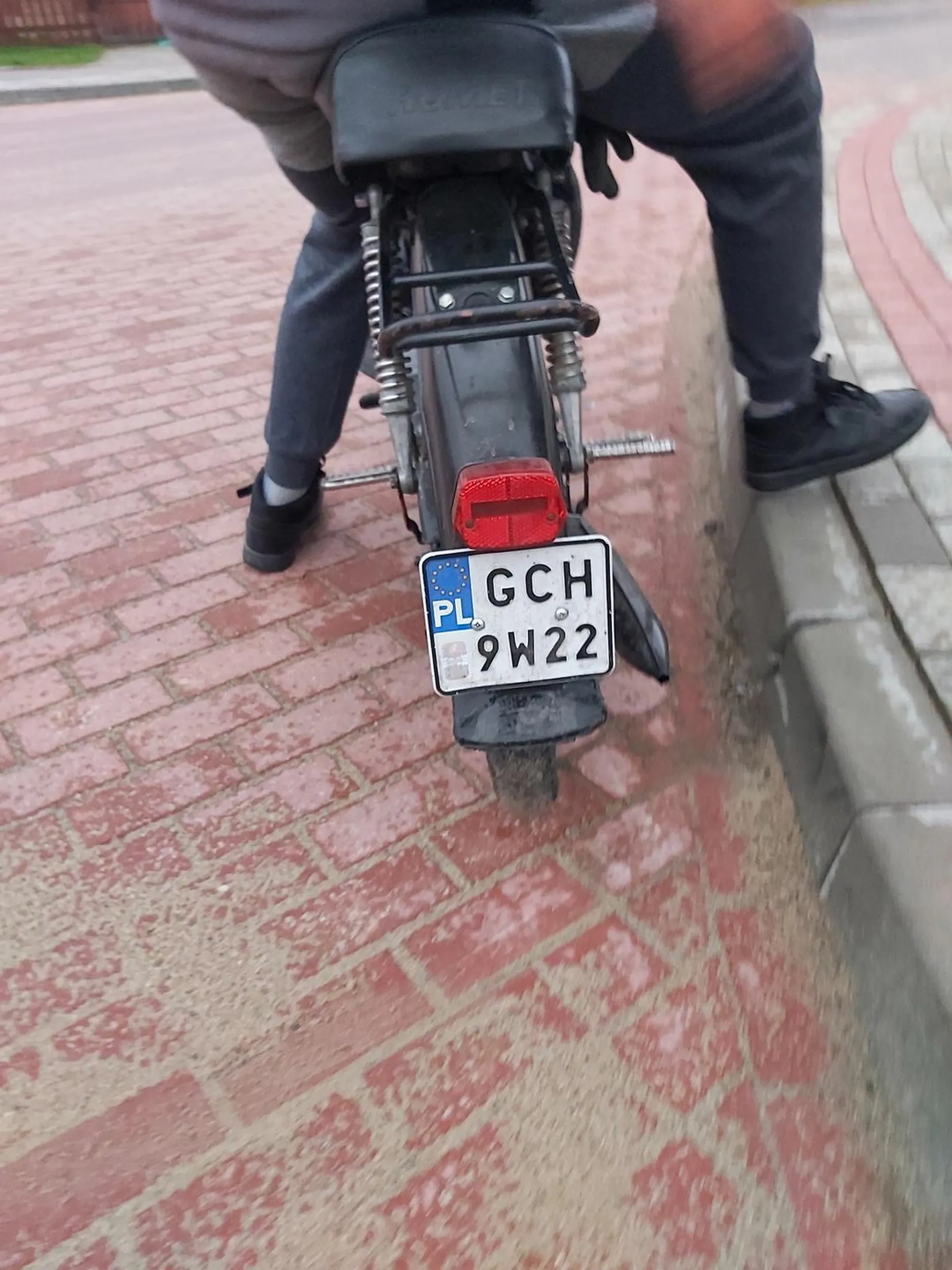 kolega jak wariat jeździ po ulicy słonecznej na jednym kole!!!!! dodatkowo z plecaka wydobywają się dźwięki (a raczej straszne odglosy) polskiego rapu. prosiłbym o to aby kolega otrzymał mandat za to co robił na dk 22 i za to że nie miał włączonych swiatel!!