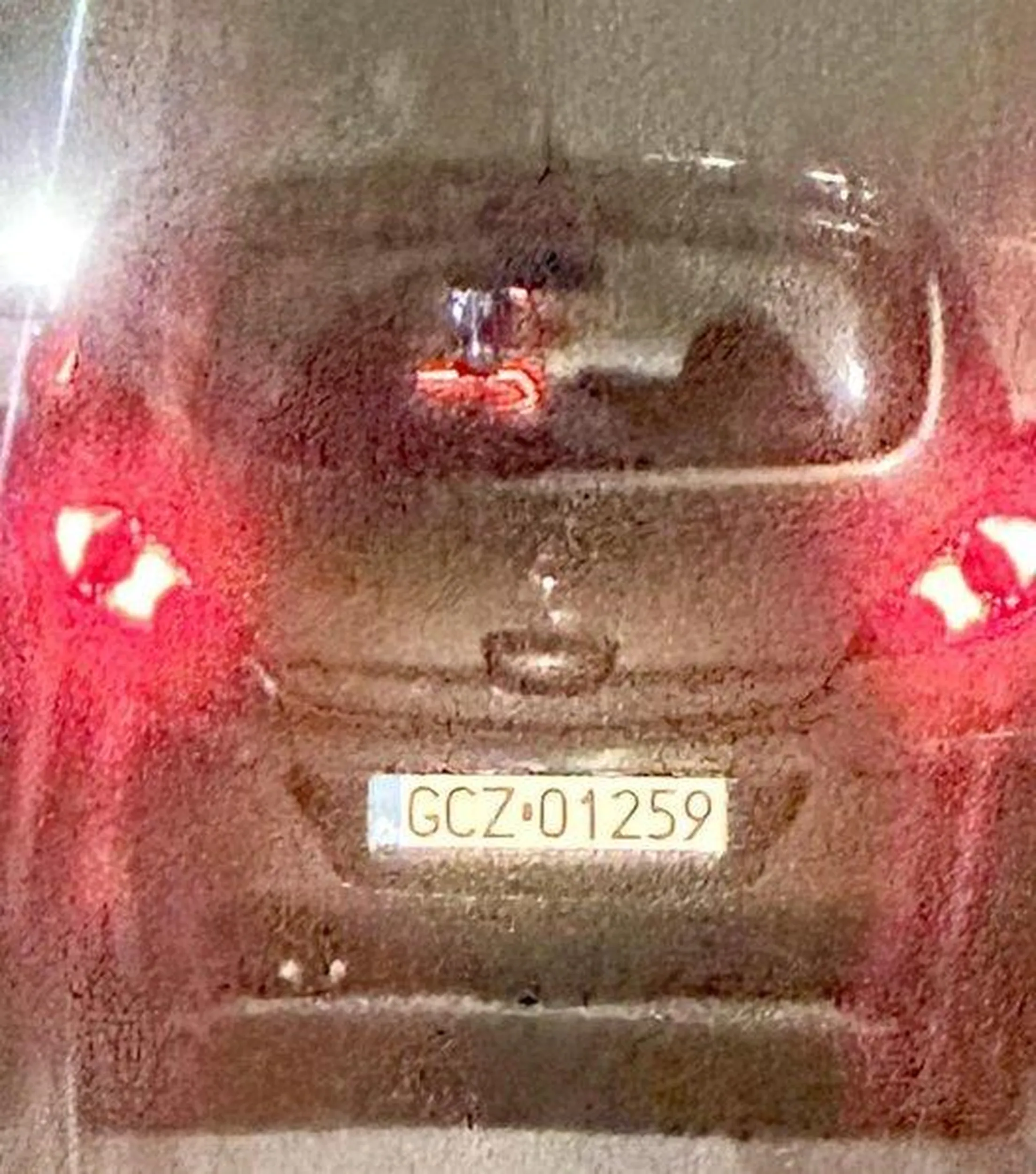 "Pani w młodym wieku… Jadąc od strony Sępólna Kr. do Człuchowa, na krzyżówce w Kamionce (tuż za Zamartem) masz obowiązek przepuścić auta jadące od strony Chojnic, a skręcające w Drogę Krajową 25 na wymienionym skrzyżowaniu. Zapamiętaj to sobie proszę. Ten przepis nie powstał na złość Tobie. Ta cenna wiedza może przedłużyć Twoje krótkie jeszcze życie, a także uchronić przed śmiercią innych użytkowników dróg publicznych. Jeśli masz w sobie demona prędkości, to jedź na tor cartingowy, a nie narażaj się i innych na tragedię. "