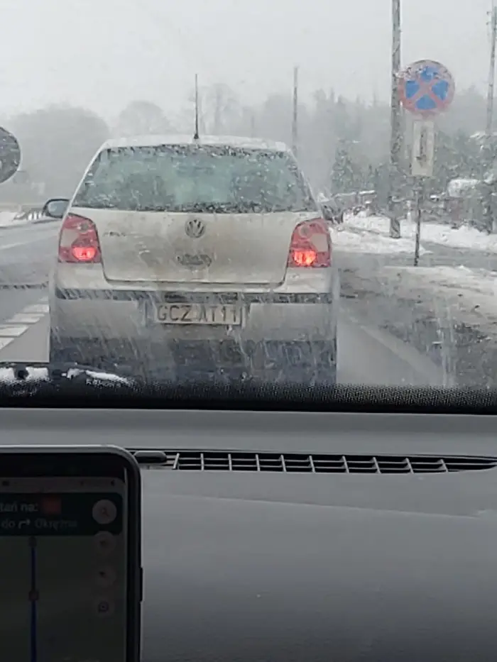 Chora psychicznie kobieta przyspiesza i hamuje do 30 poza obszarem zabudowanym