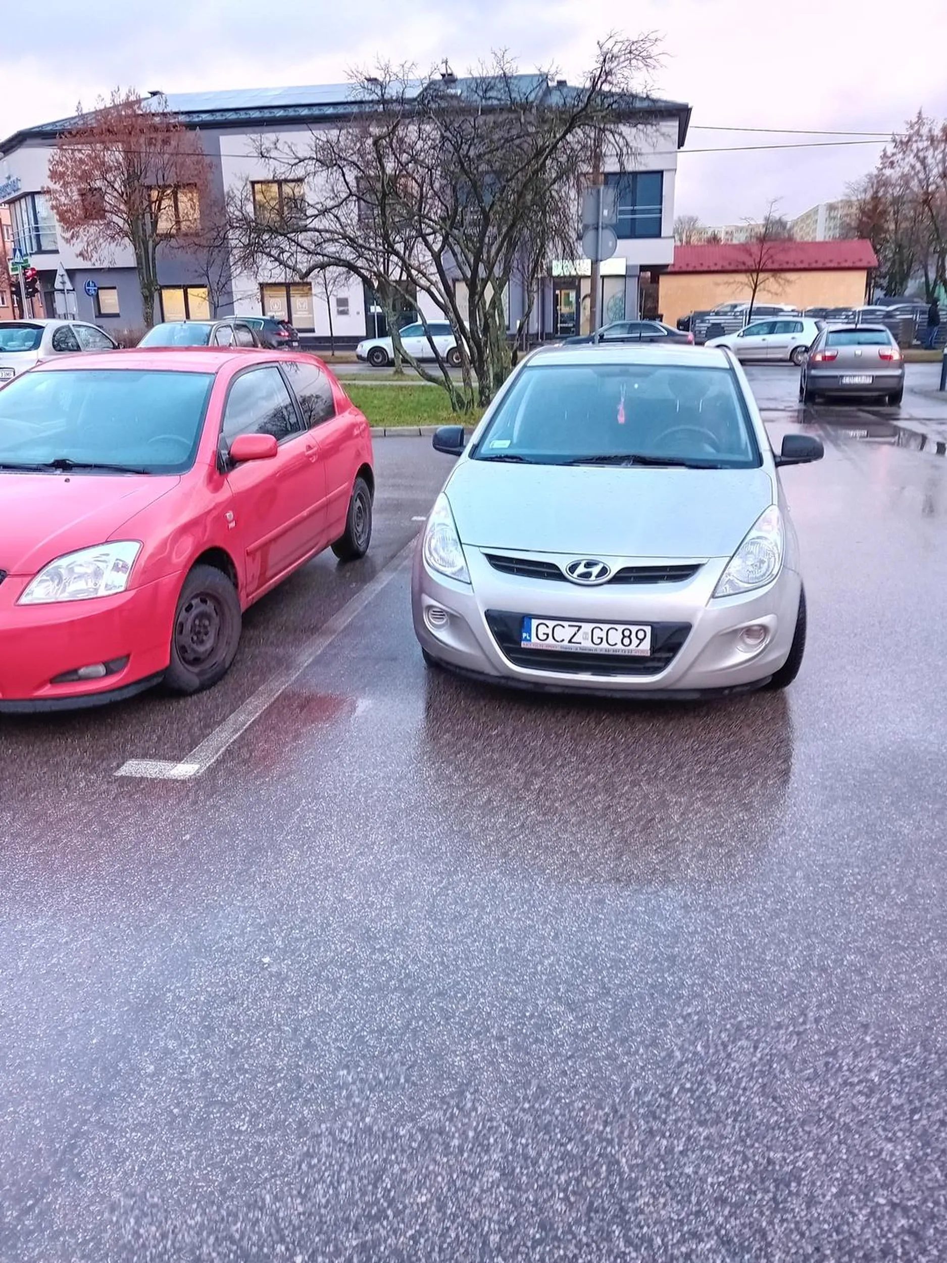 Pani miała kilka wolnych miejsc parkingowych, lecz stanęła jak ostatni osioł, utrudniając przejazd. Wychodząc tylko wzruszyła ramionami. Mam nadzieję, że karma wróci.