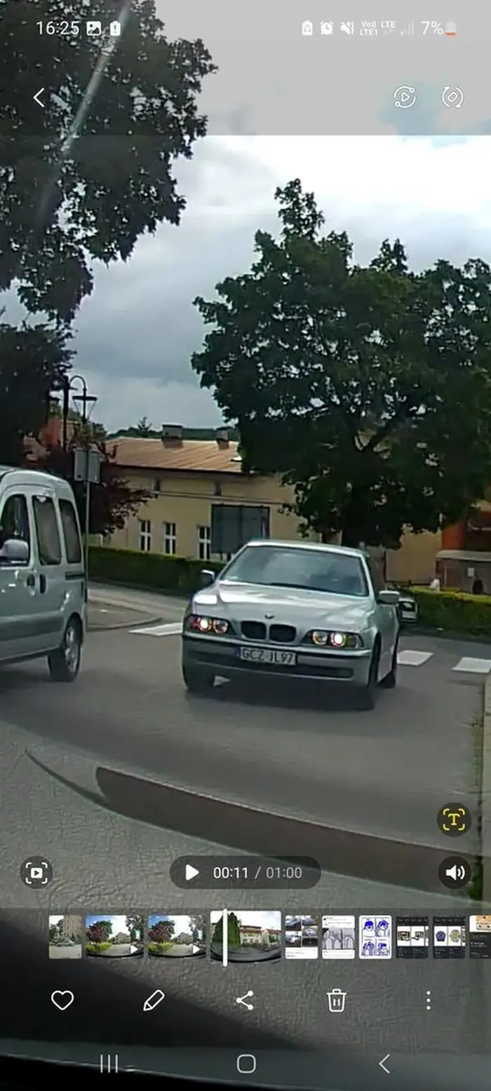 Wpierdala się nie na swój pas i jeszcze trąbi.