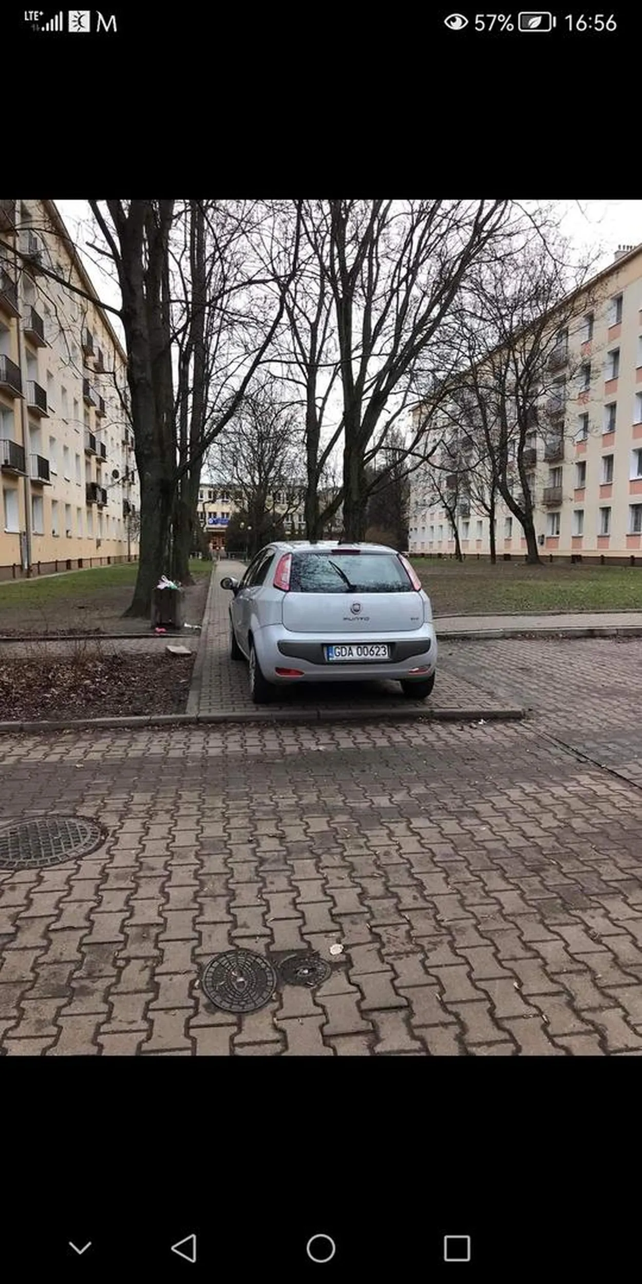 Cóż można powiedzieć..niektorzy łeb to. Mają tylko po to żeby do środka owady nie wpadały.