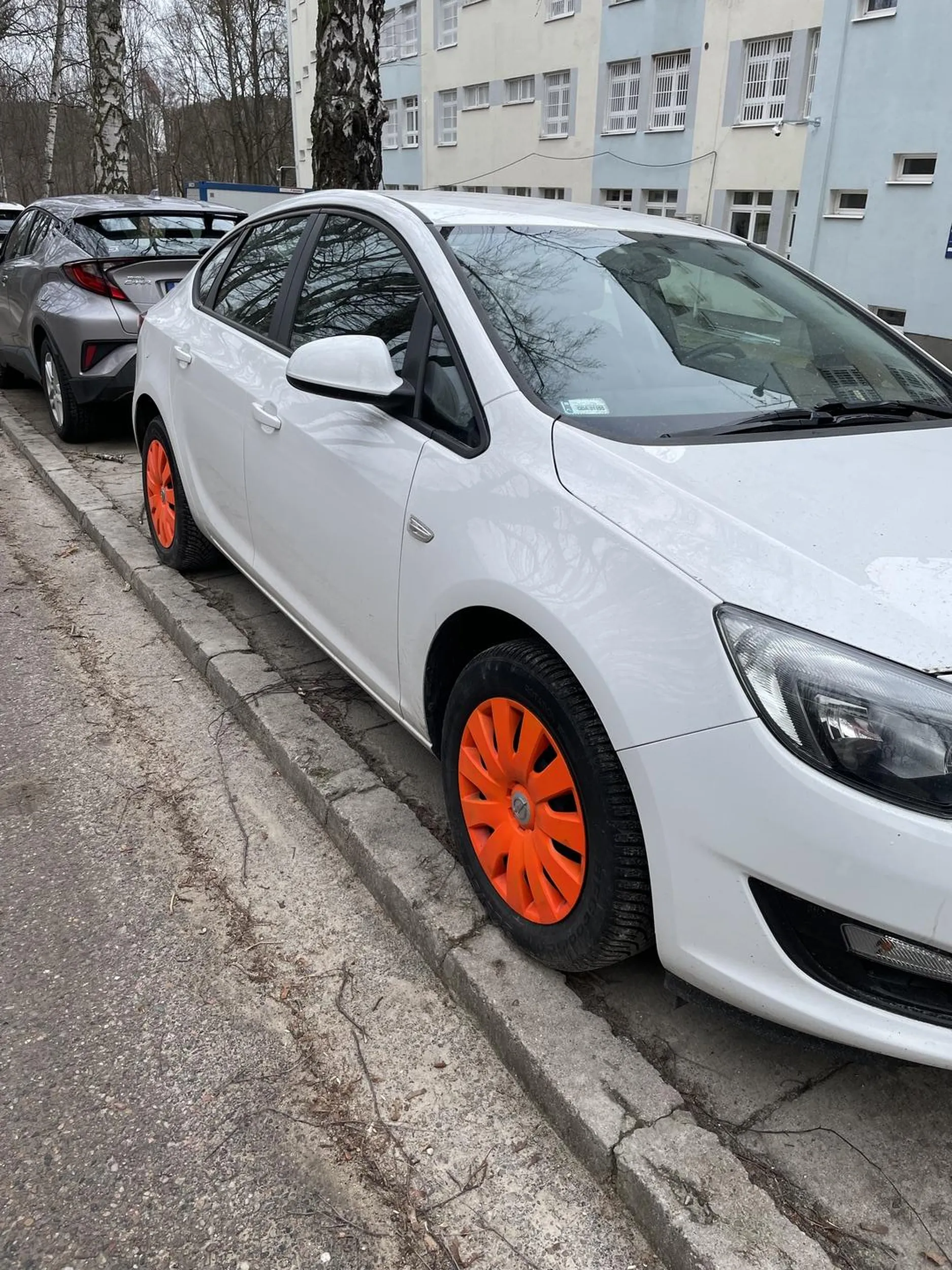 Sory zajebalam się w jedynkach i napisze jeszcze raz Biały samochód z pomarańczowymi felami. Okropnie to wyglada XD